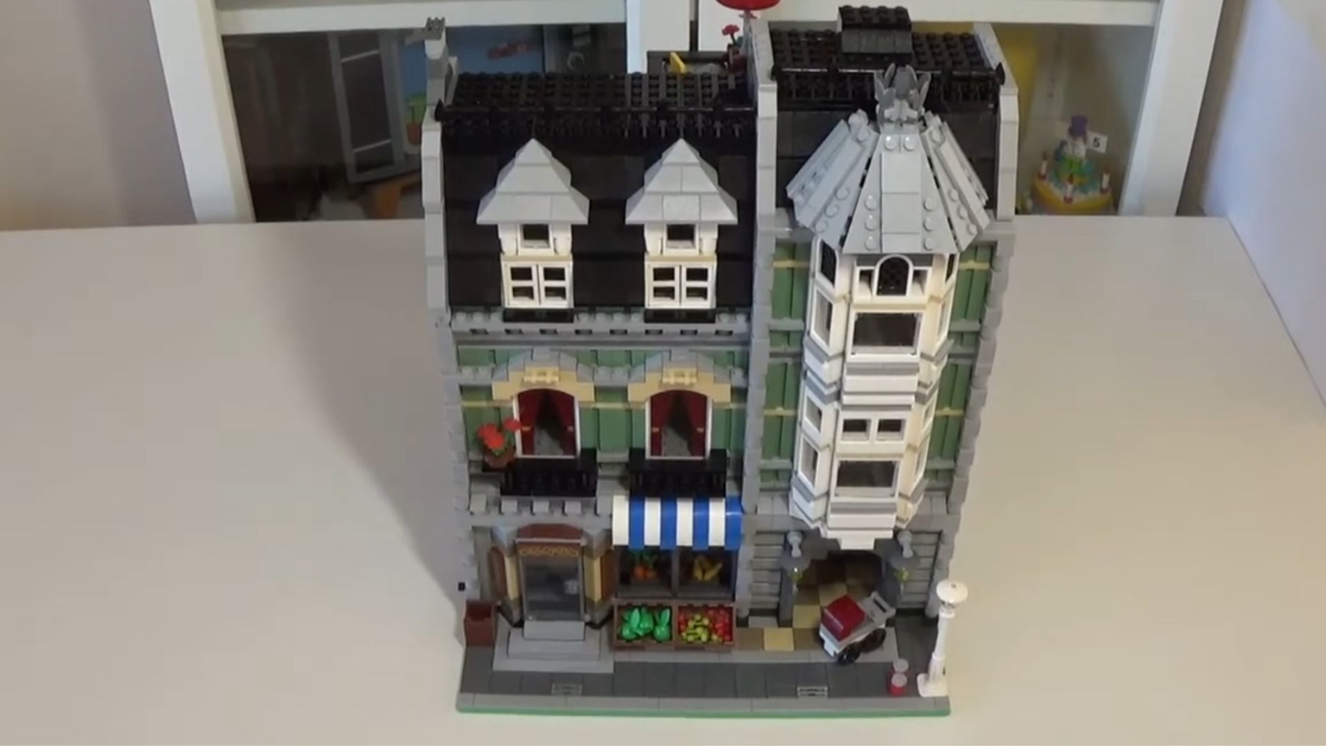 12. Épicerie verte modulaire LEGO (10185) : ~$1,800