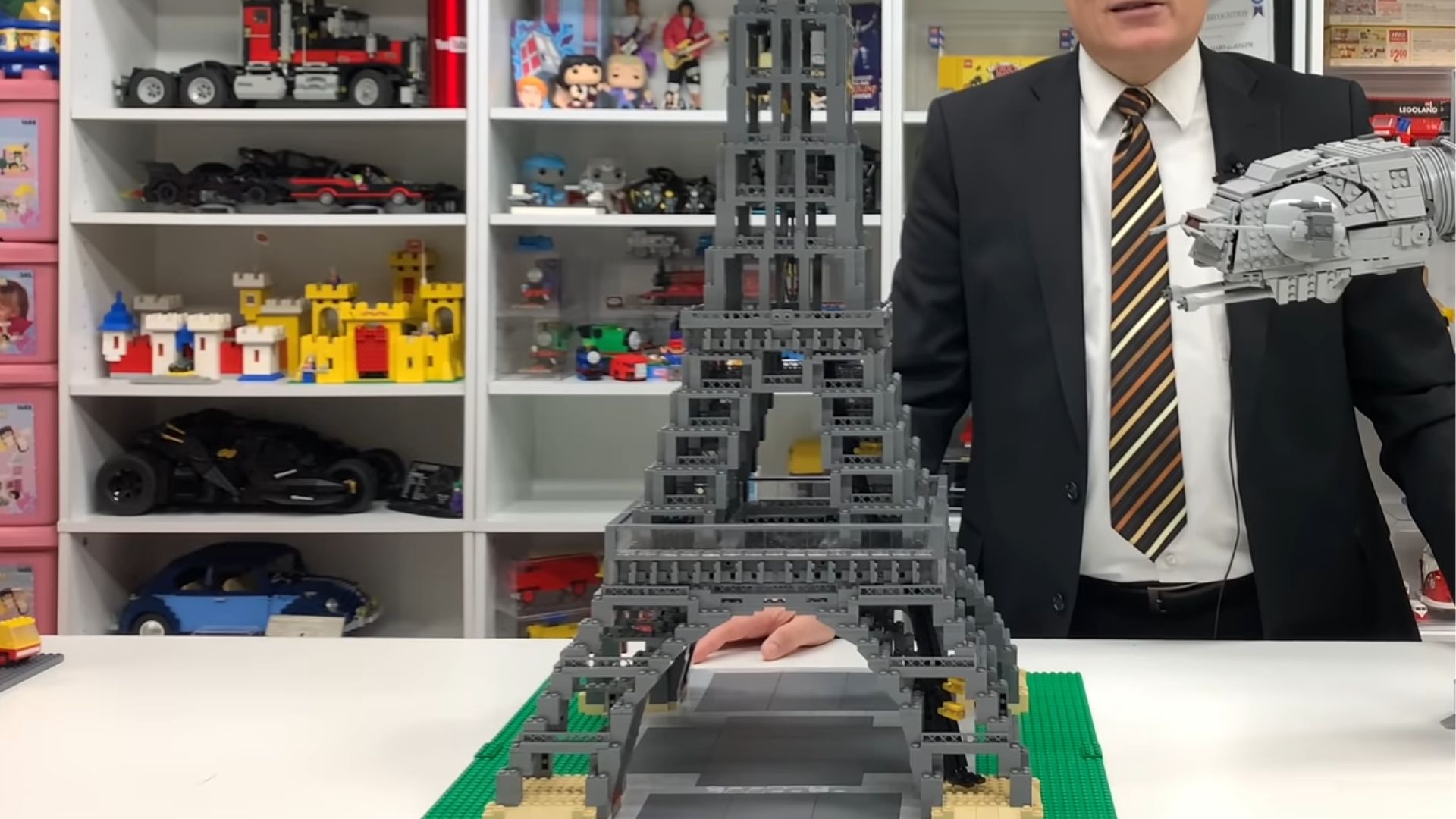 15. LEGO Landmarks Tour Eiffel (10181) : ~$1,300