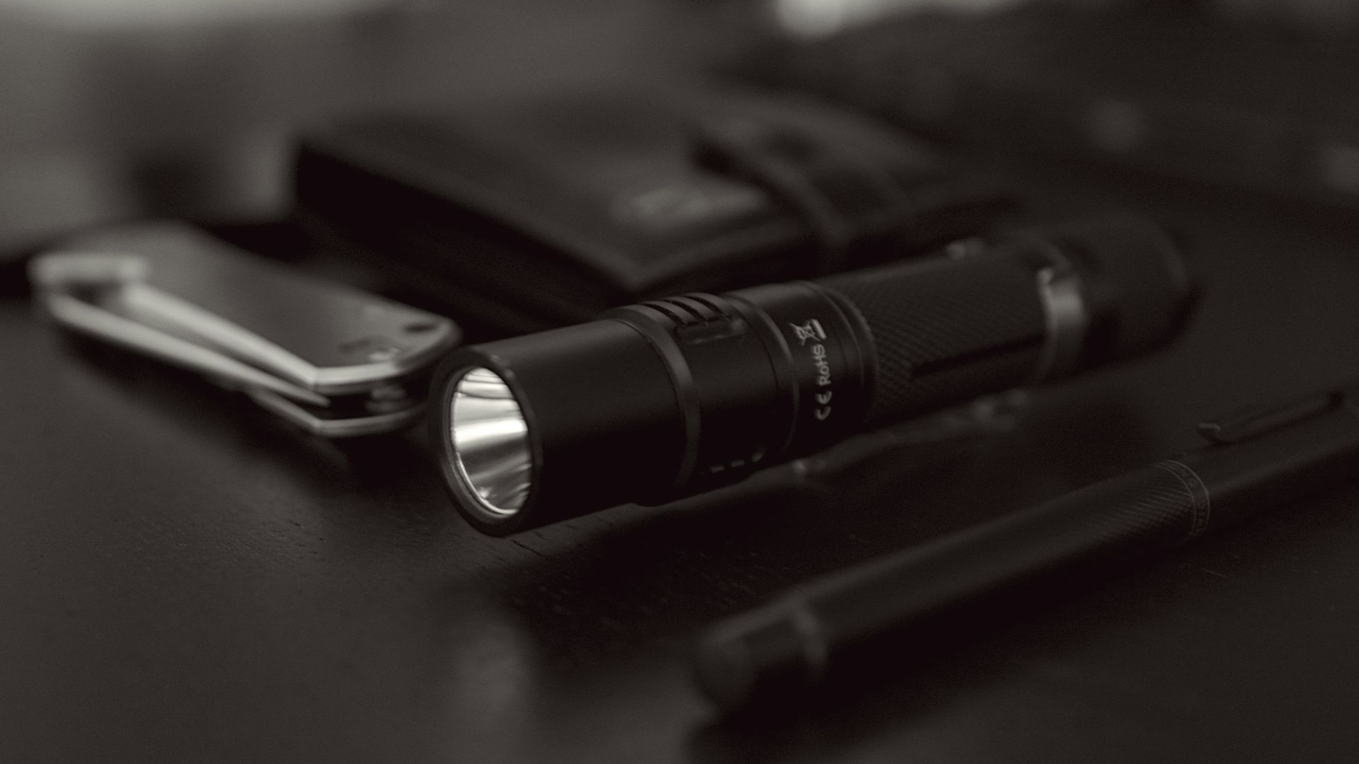 7. Lampe de poche ou lampe frontale avec piles de rechange