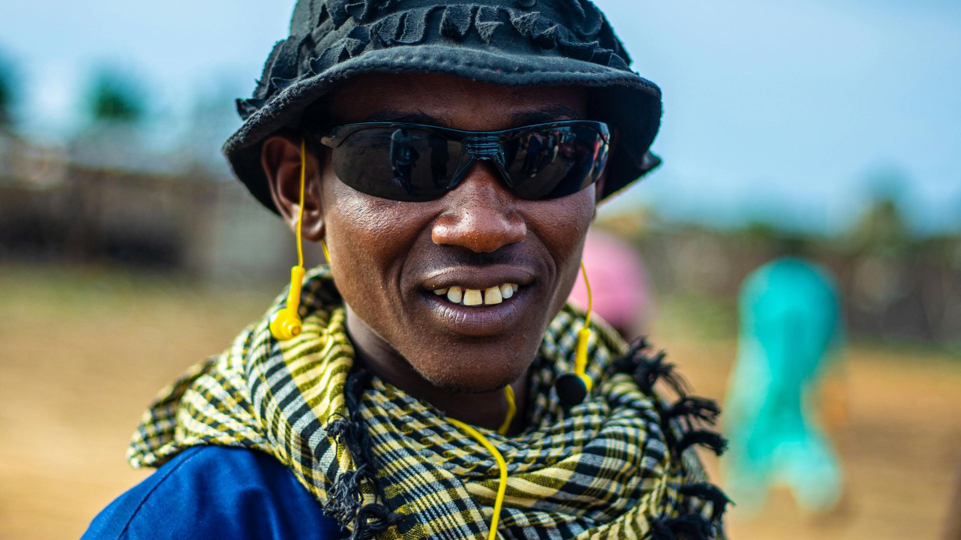 3. Vous superposez des lunettes de soleil et des chapeaux