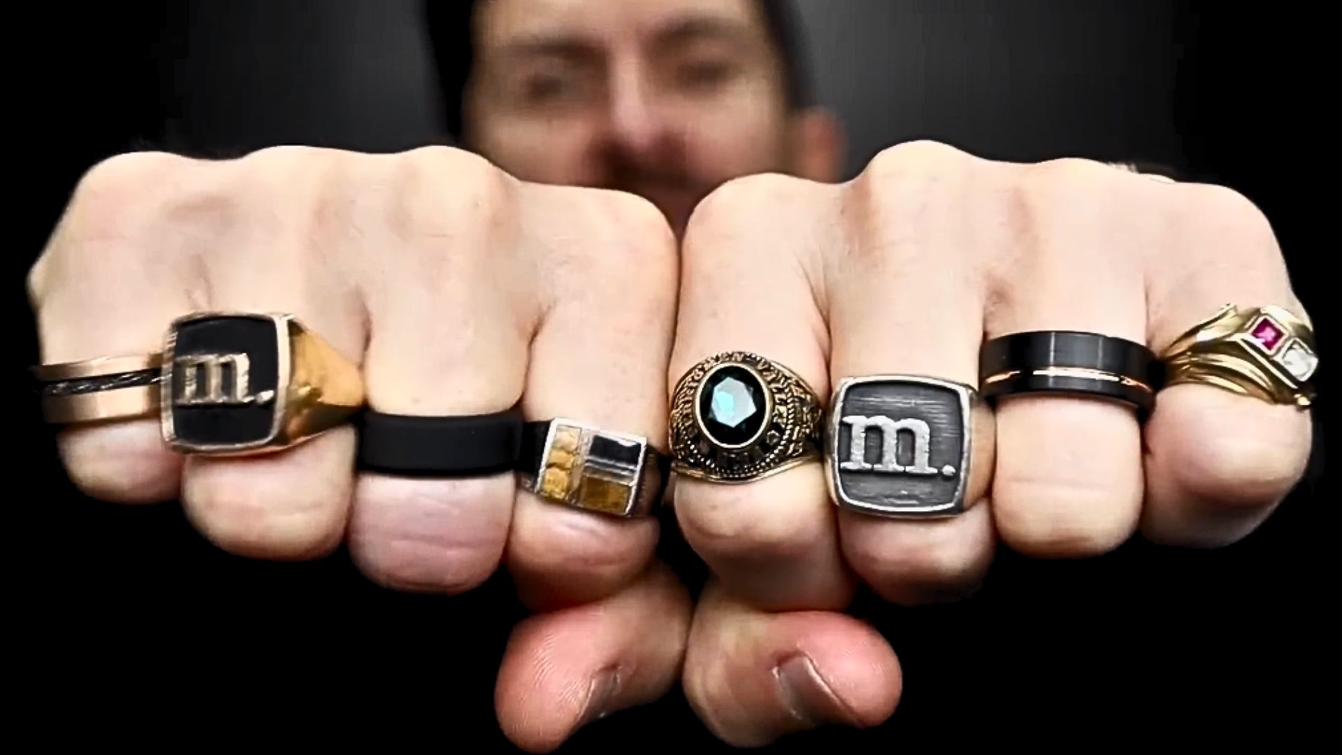 6. Vous avez des bagues à chaque doigt