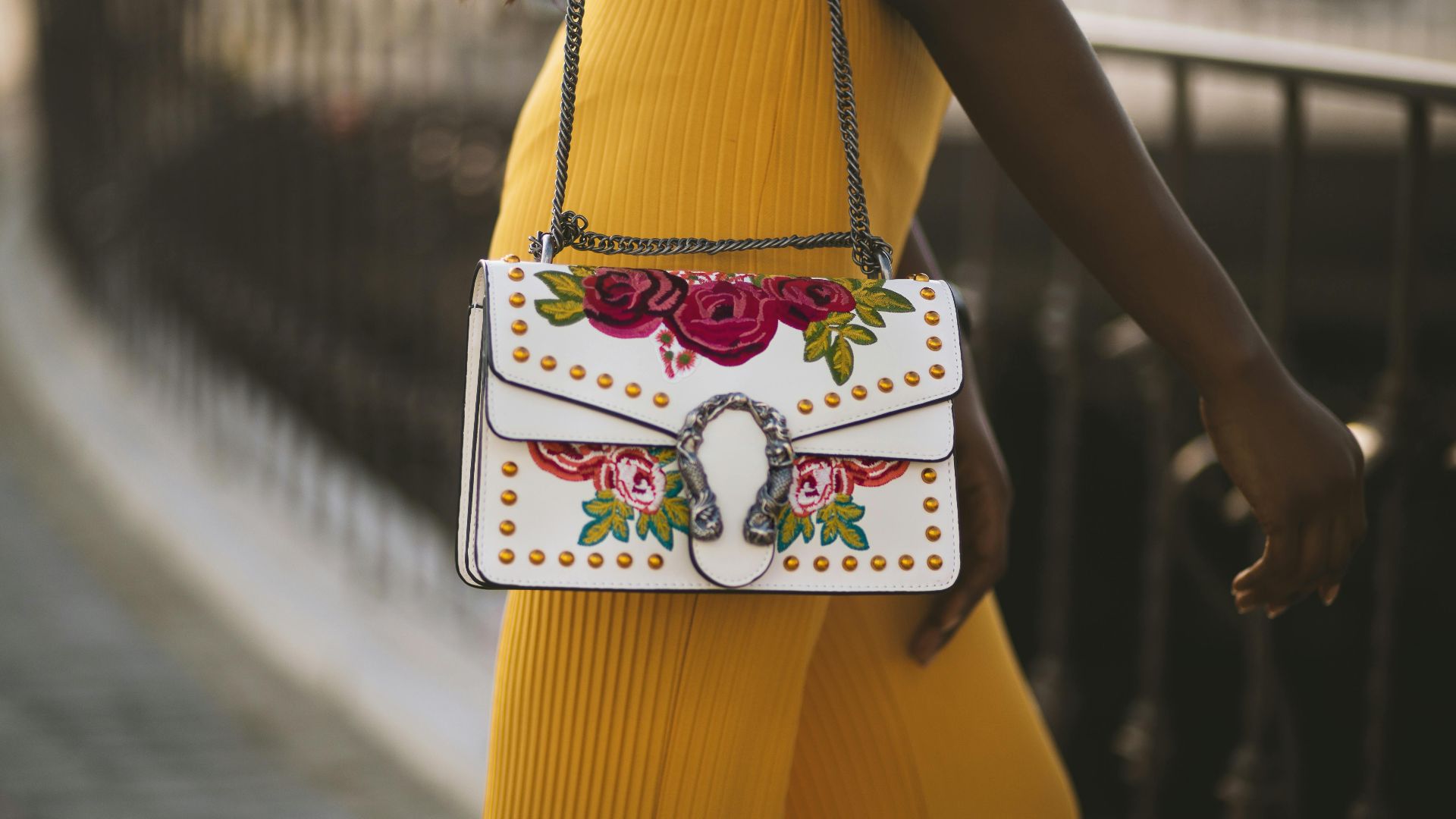 3. Les couleurs de vos accessoires font subtilement écho à votre tenue