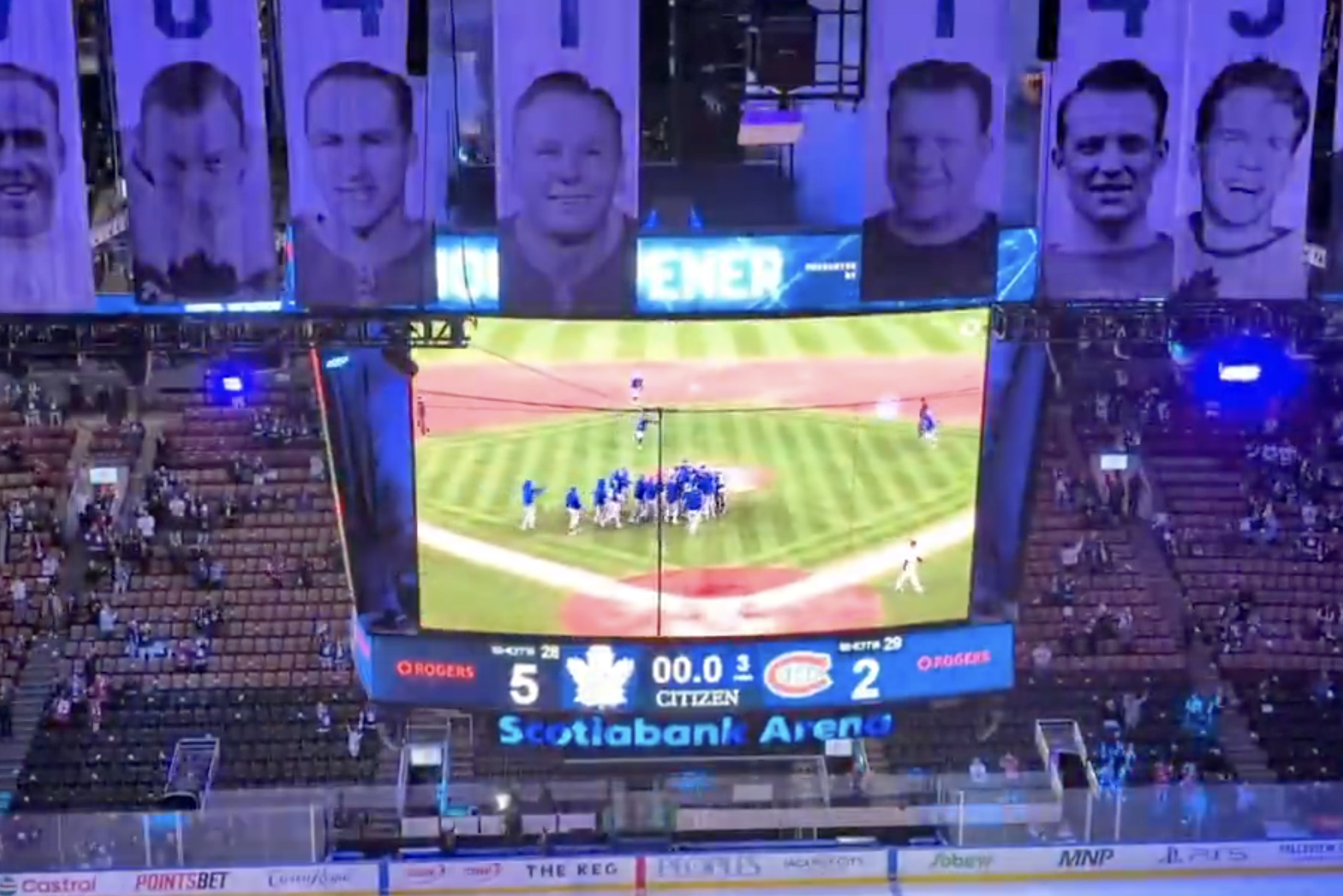 Top-4: Leafs fans celebrate Jays win at Scotiabank Arena