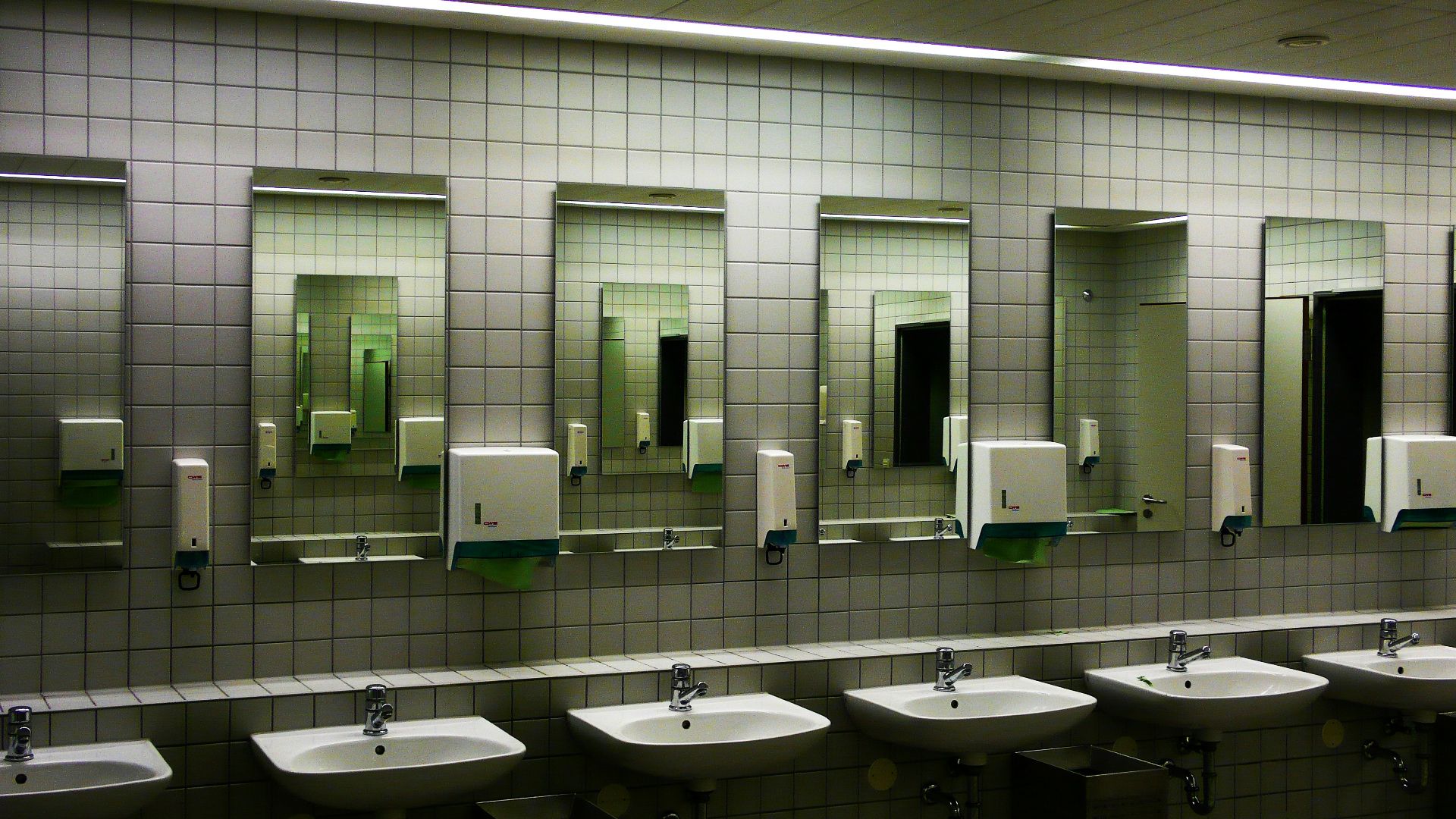 9. S'habituer aux toilettes publiques