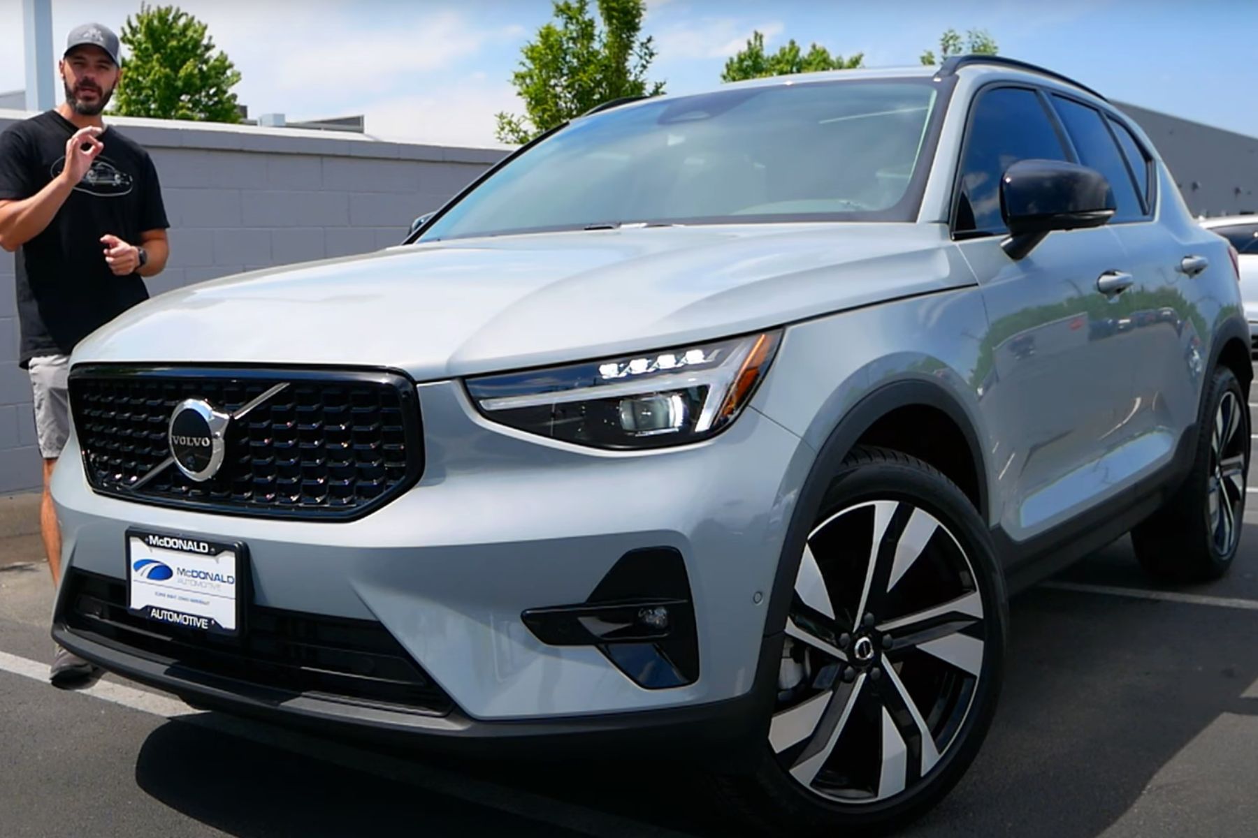 2025 Volvo XC40 AWD ($43,895)