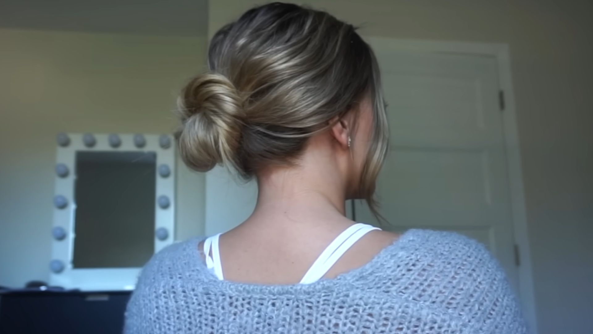 7. Chignon bas désordonné