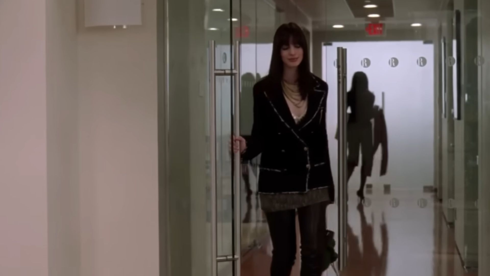 1. Combo bottes Chanel et jupe à carreaux