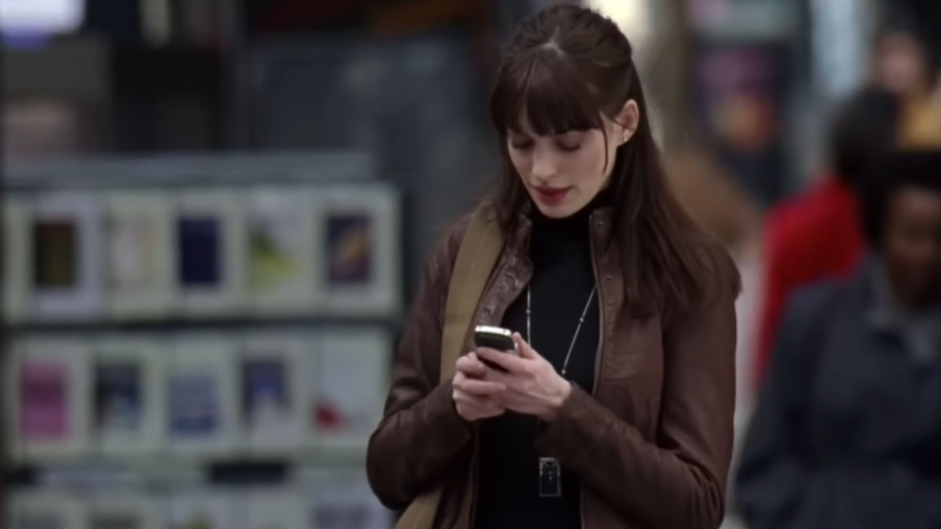 4. Col roulé noir et jupe métallique