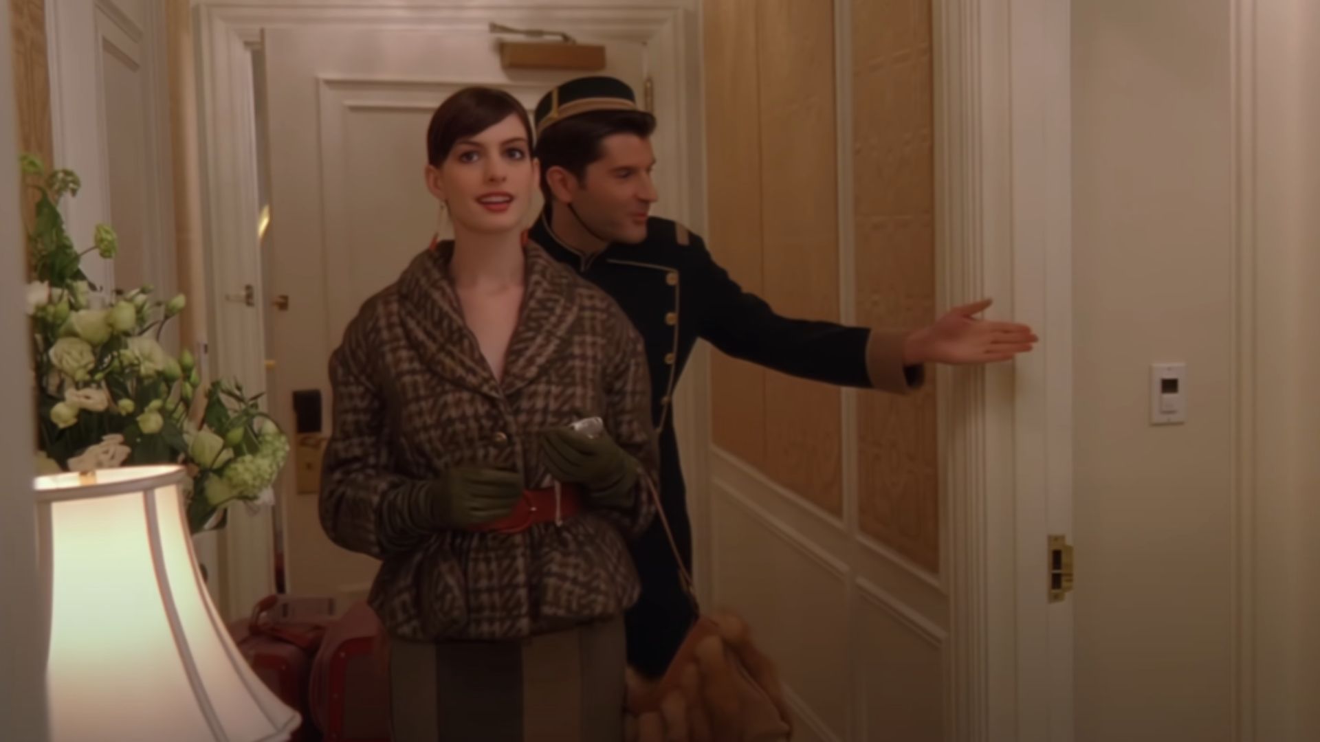 8. Manteau de brocart doré avec franges