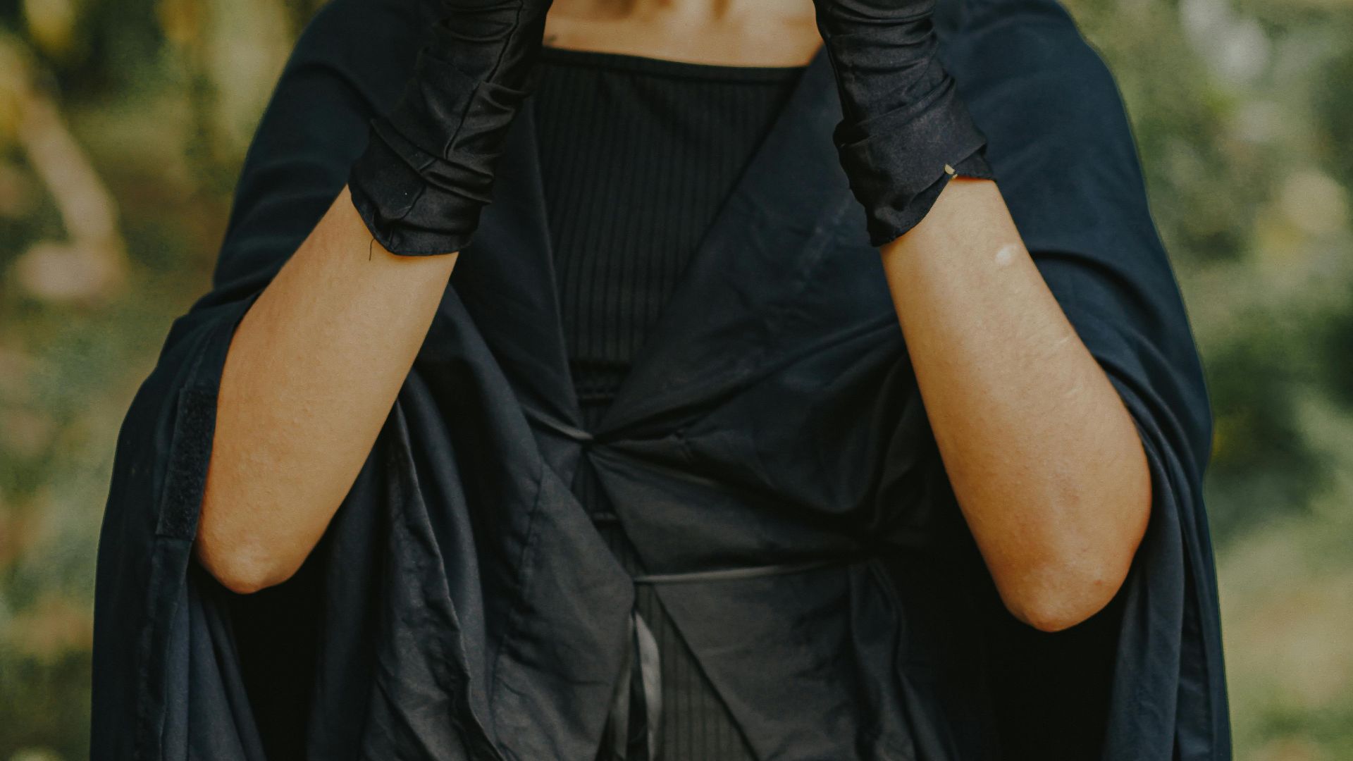 9. Cape noire au look époustouflant