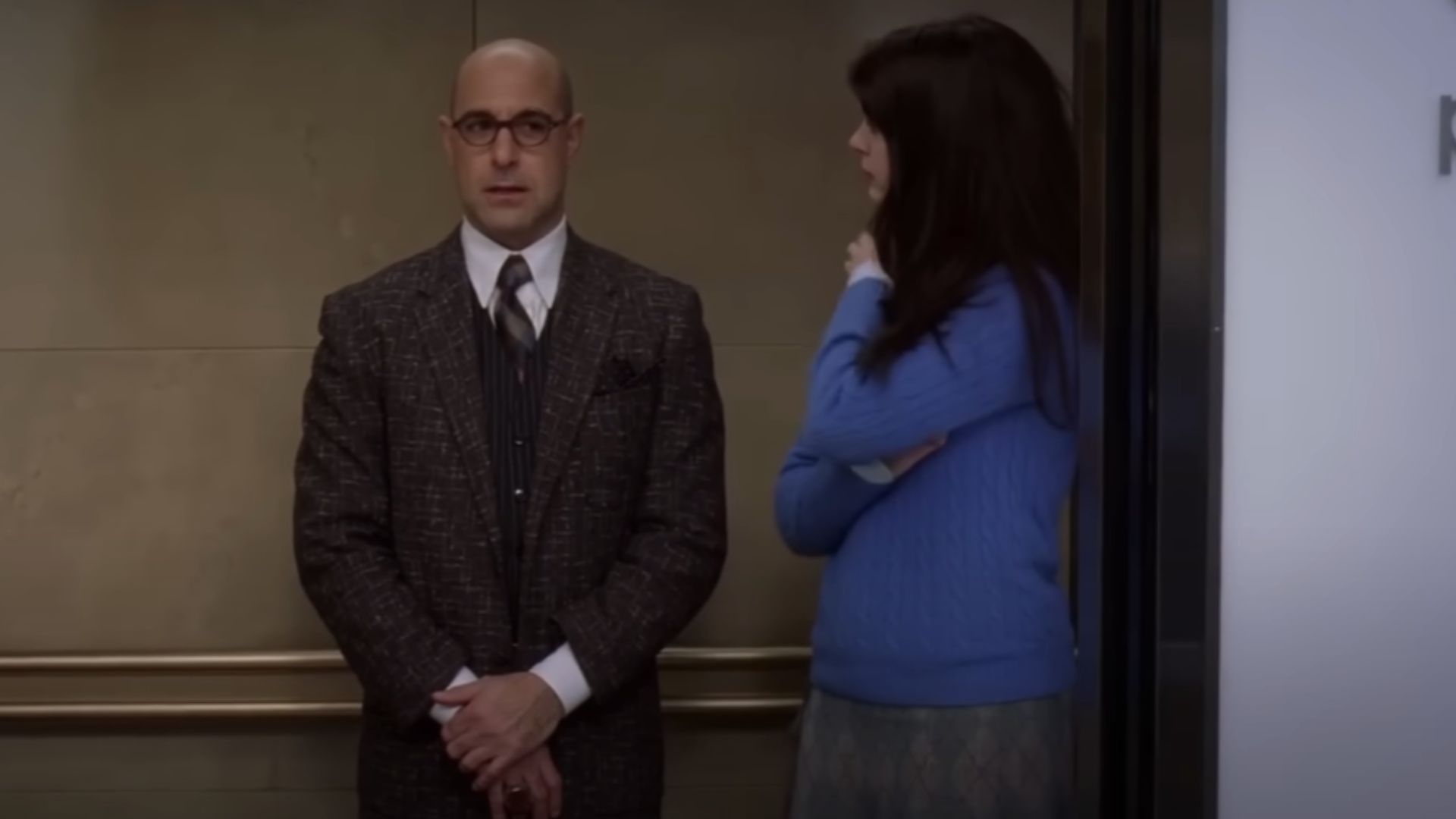 13. Cardigan gris et jupe à carreaux