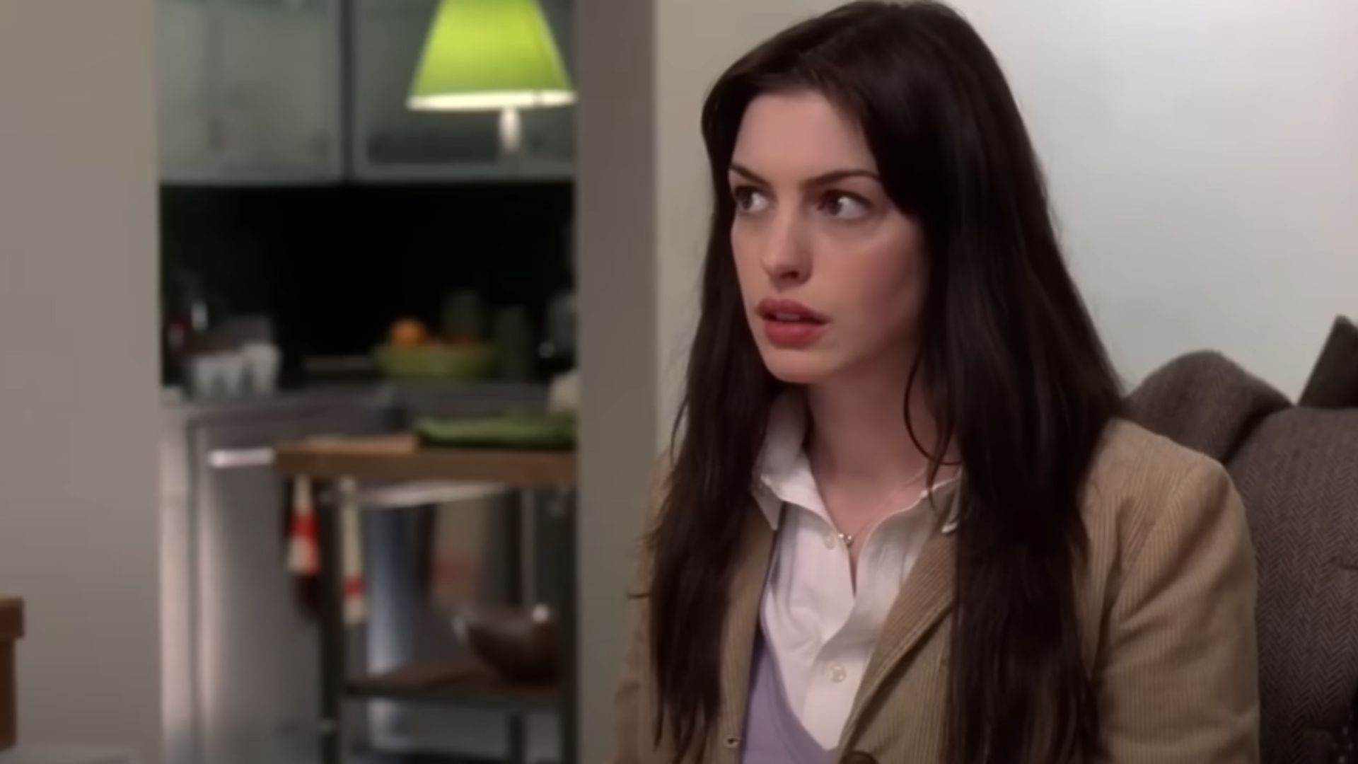 17. Blazer à pinces et chemise blanche