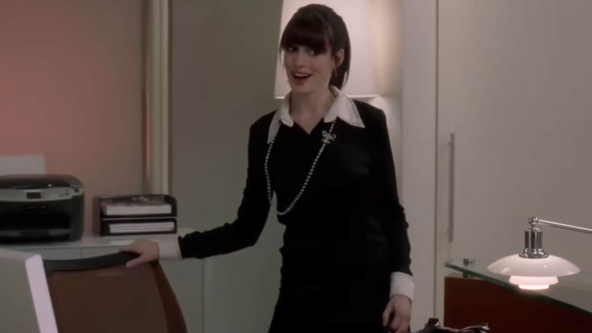 18. Robe noire classique avec perles