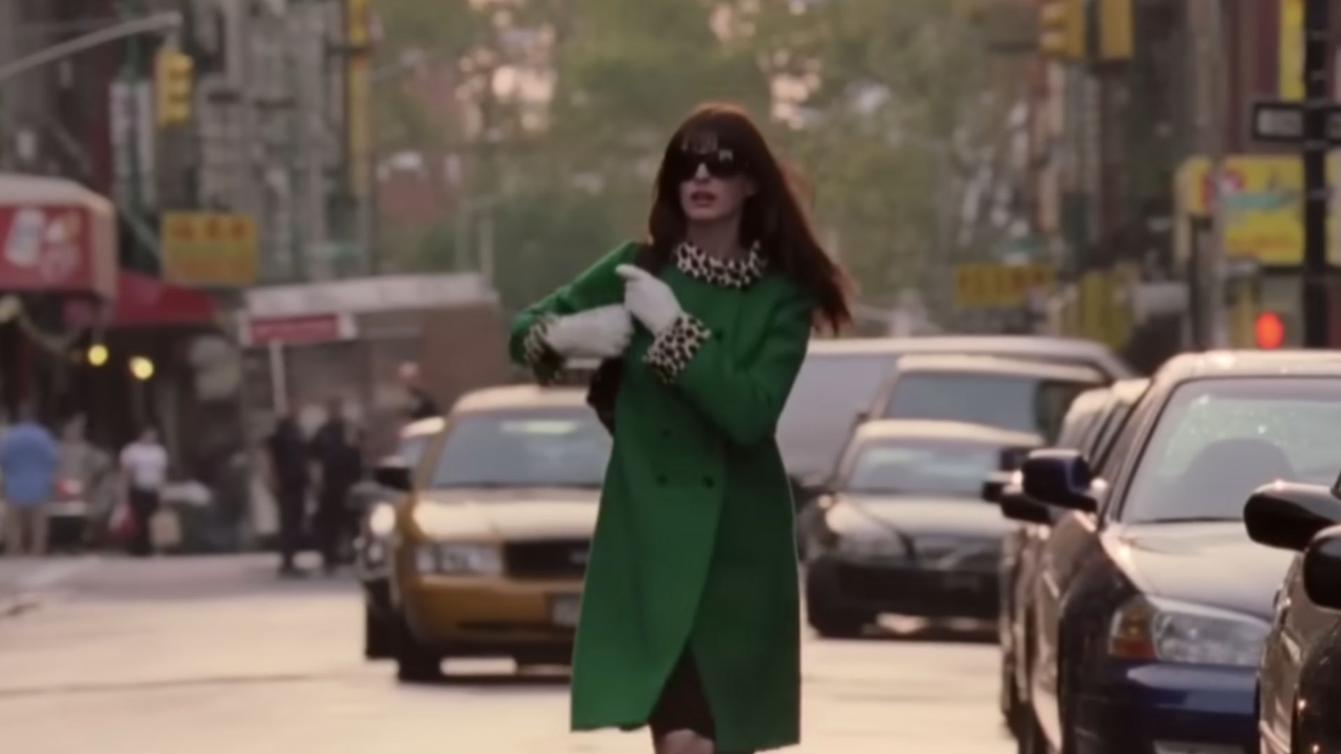 20. Manteau vert avec gants blancs