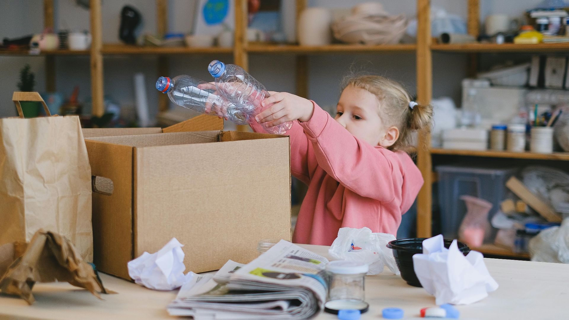 4. Quand l'enfant met les déchets dans la poubelle sans qu'on le lui demande