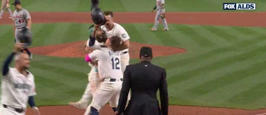 Crazy game: Mariners win and face Blue Jays on Sunday