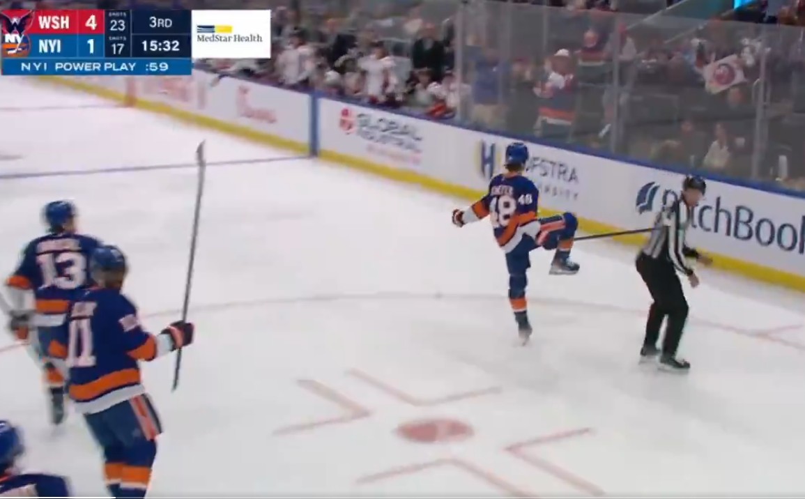 Top-5: Matthew Schaefer scores his first (and very strange) NHL goal