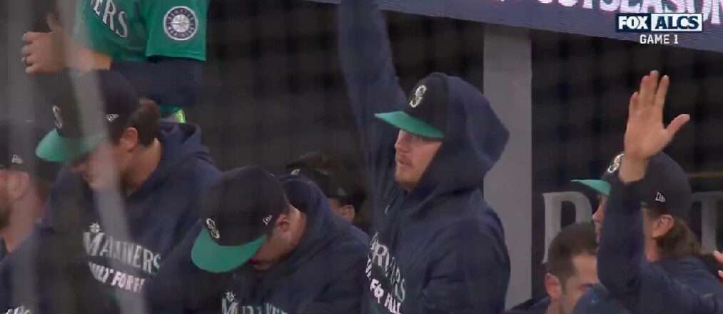 Mariners win the first game of their series against the Blue Jays
