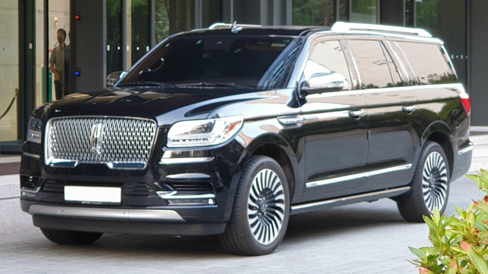 8. Lincoln Navigator L
