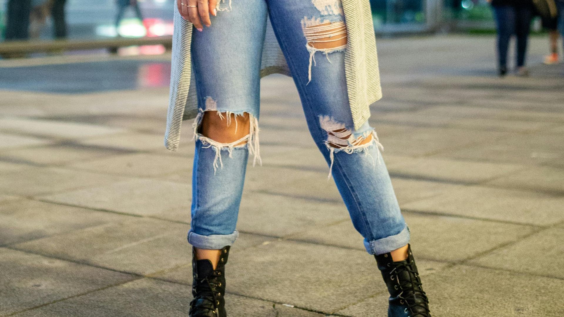 3. Jeans déchirés ou usés