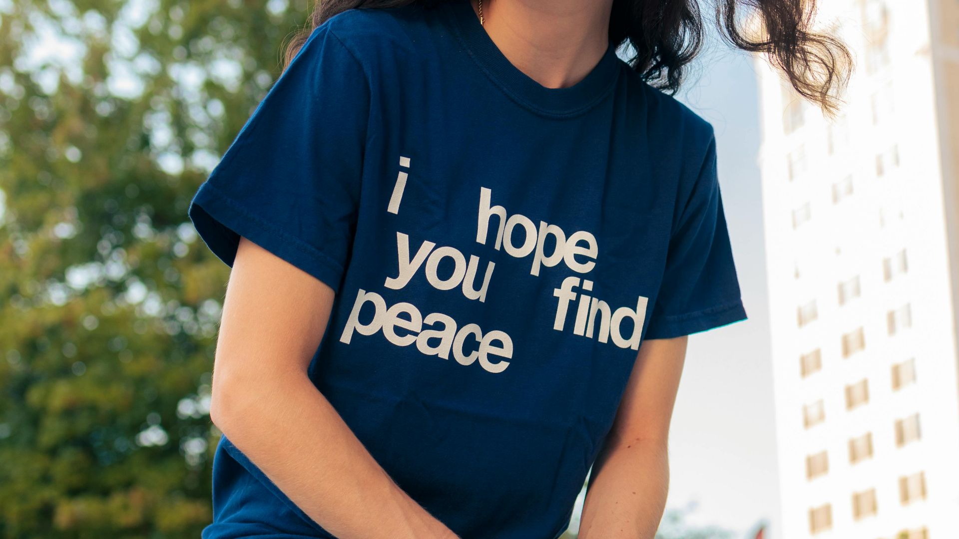 4. Tees graphiques ou chemises à slogan