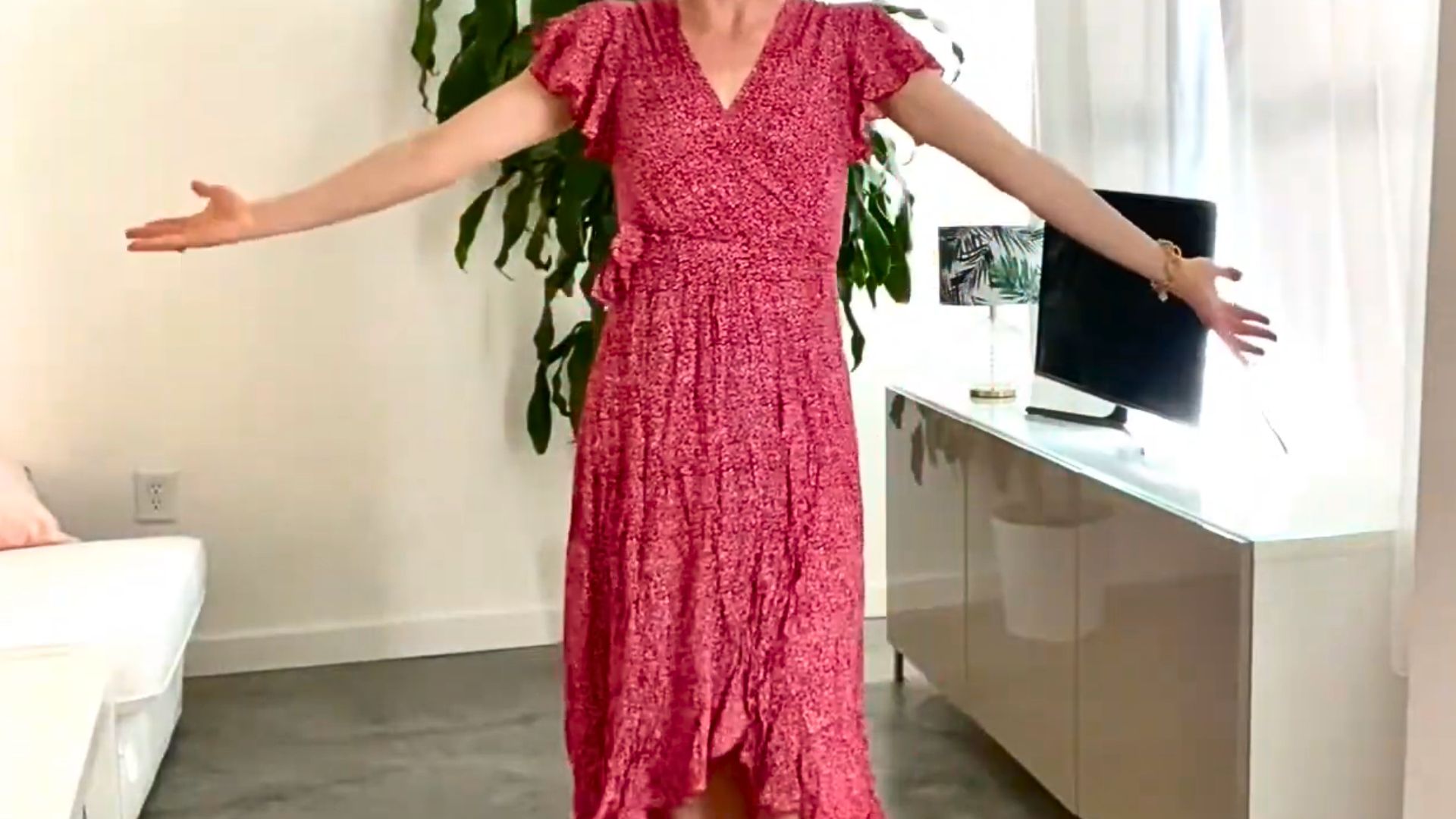 1. Robe mi-longue enveloppante dans une douce tonalité de bijoux