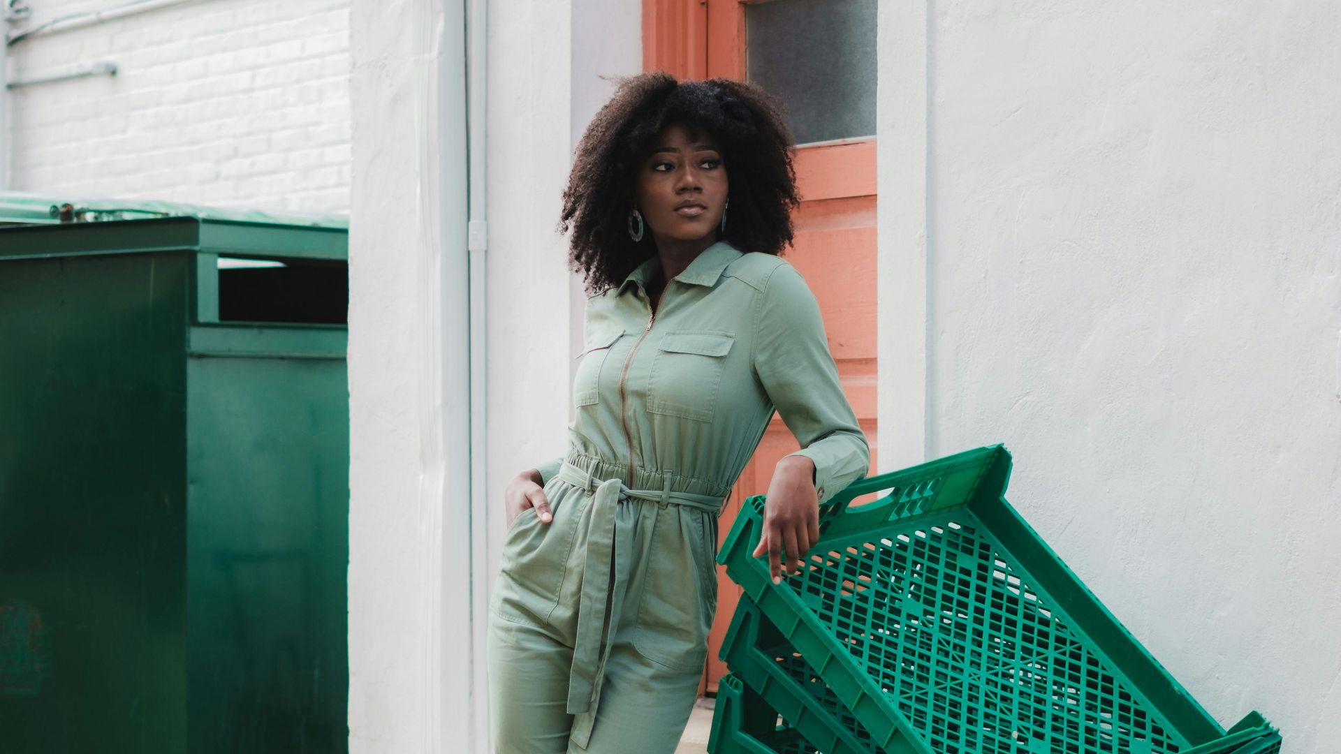 2. Combinaison ajustée avec boucles d'oreilles apparentes