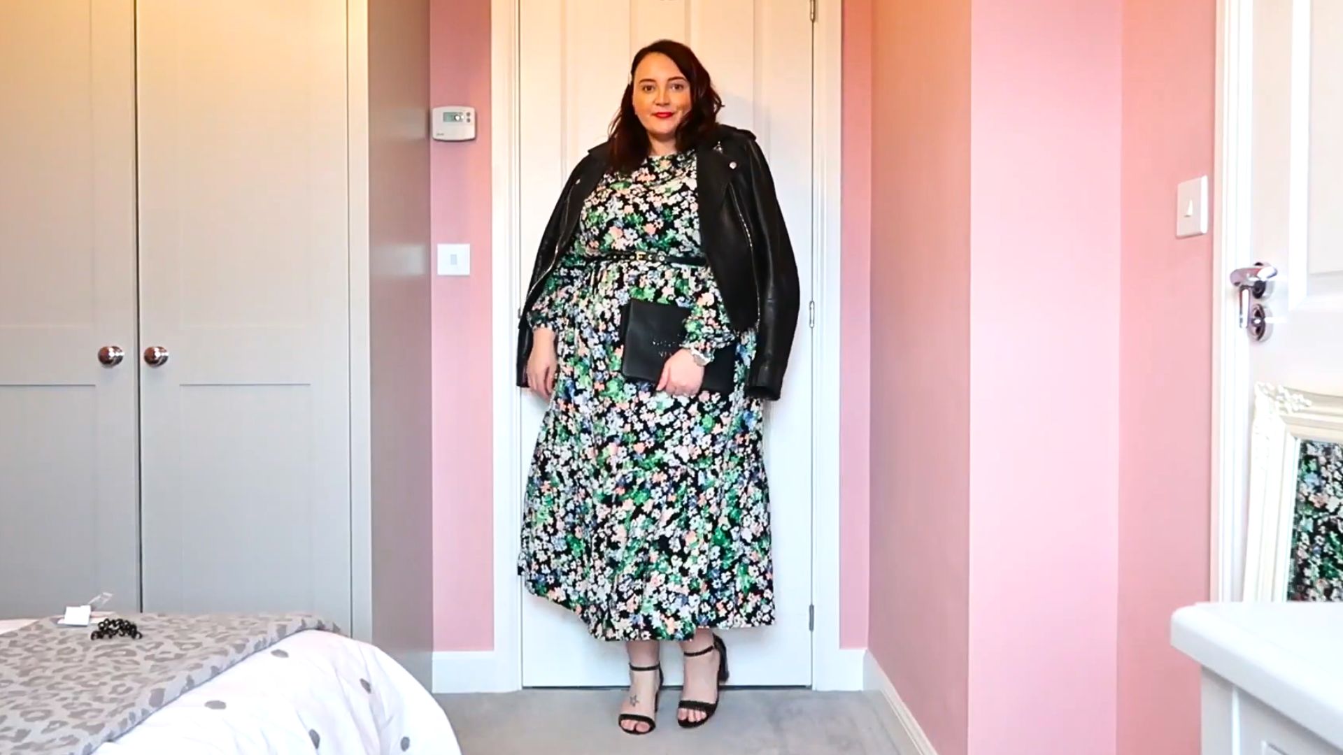 5. Robe midi à fleurs et talons délicats