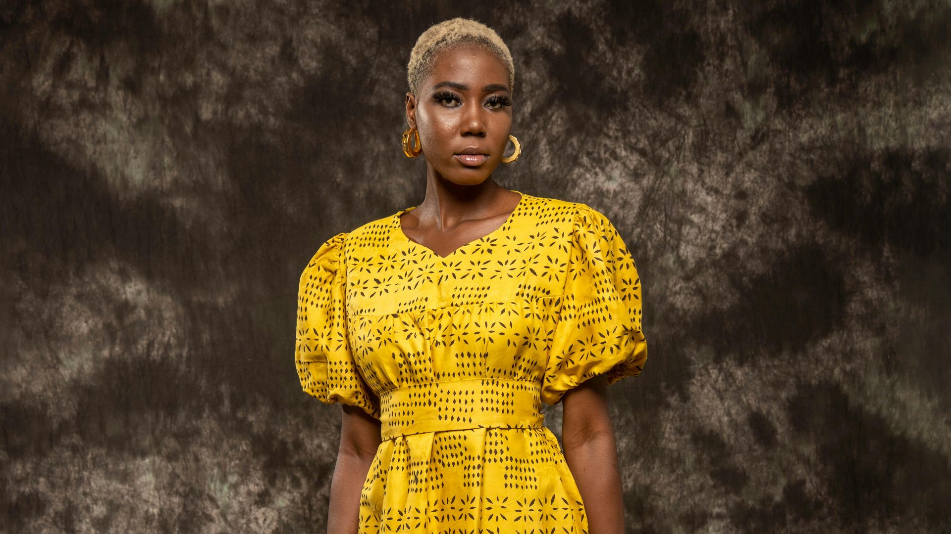 8. Robe longue imprimée aux subtils accents métalliques