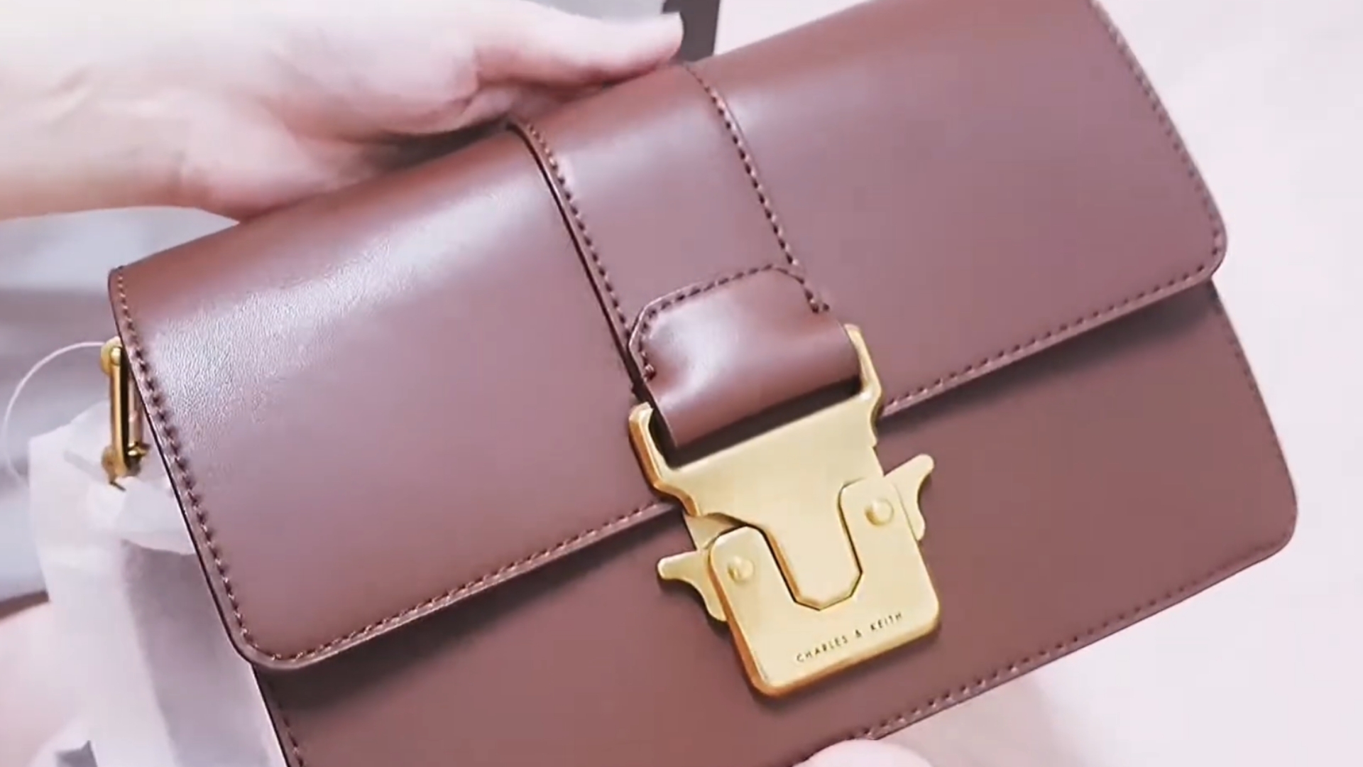 9. Sac à bandoulière Charles &amp; Keith Micro