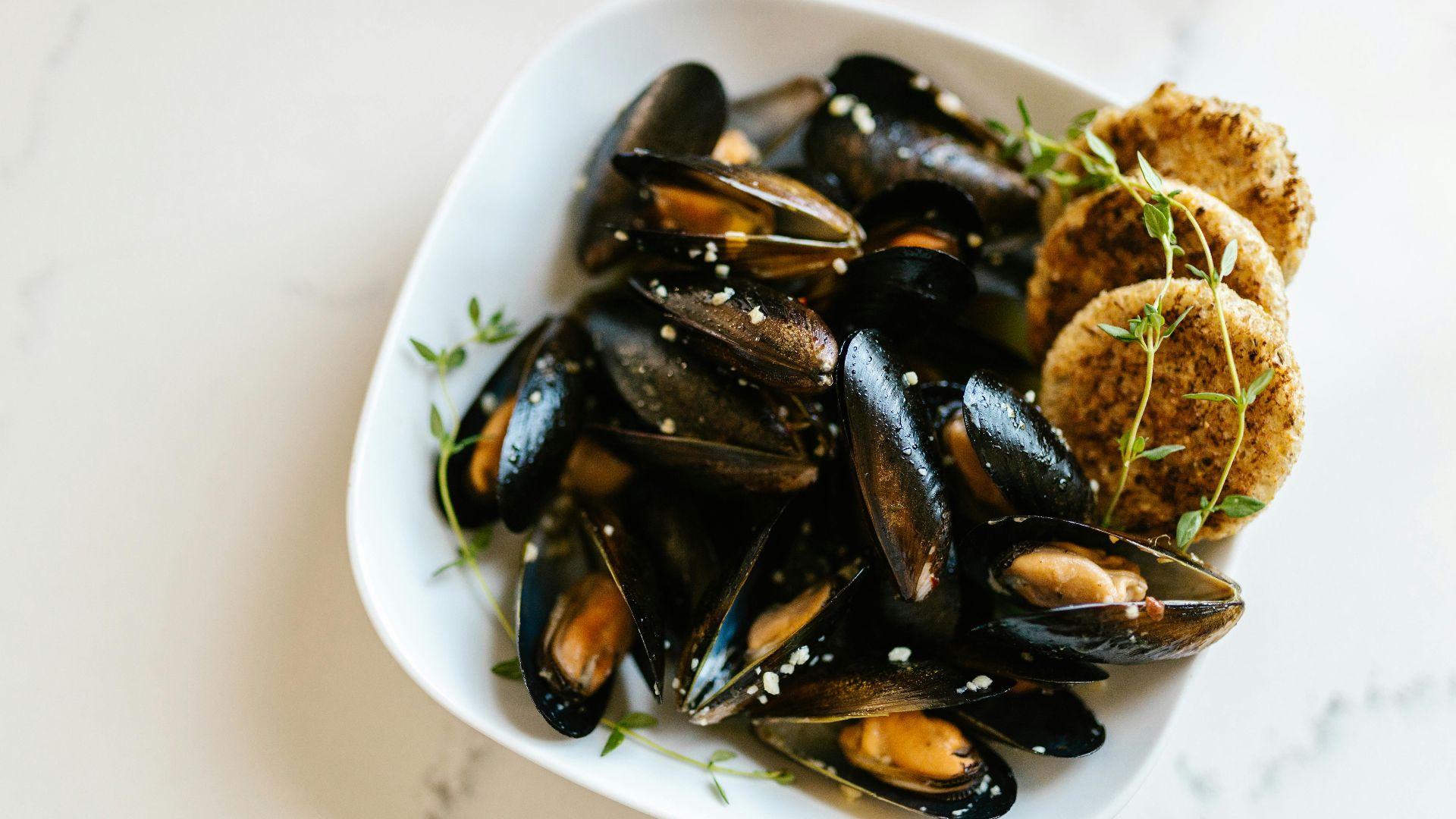 10. Moules