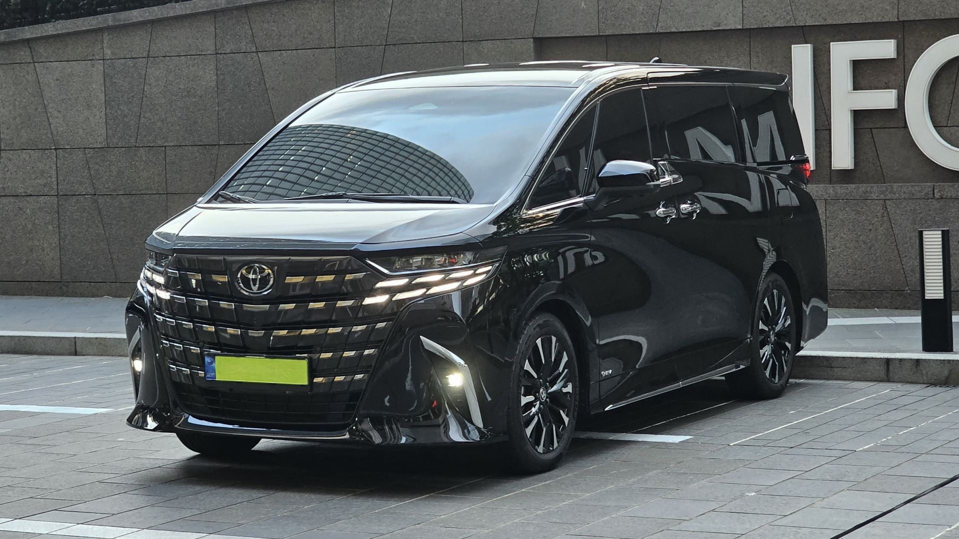 9. Toyota Alphard Hybride (2025)