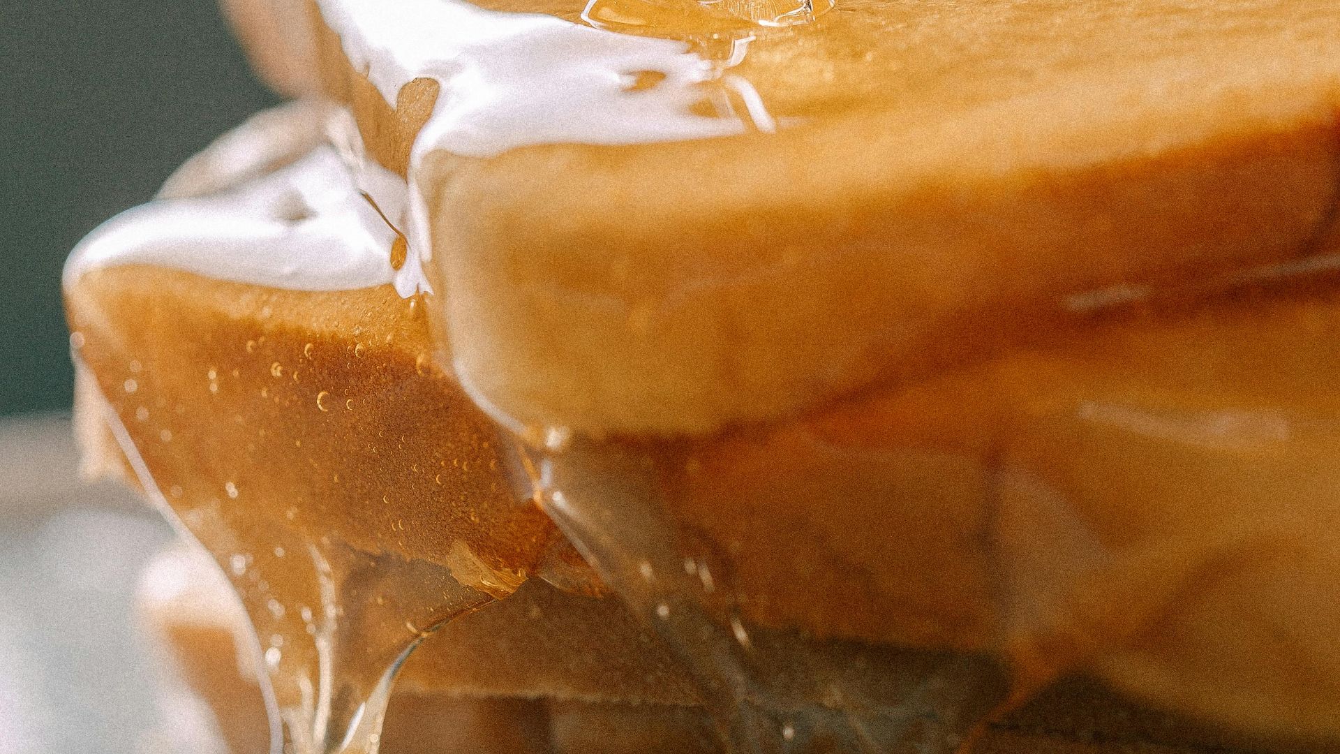 4. Tartiner les toasts avec du beurre de cacahuète