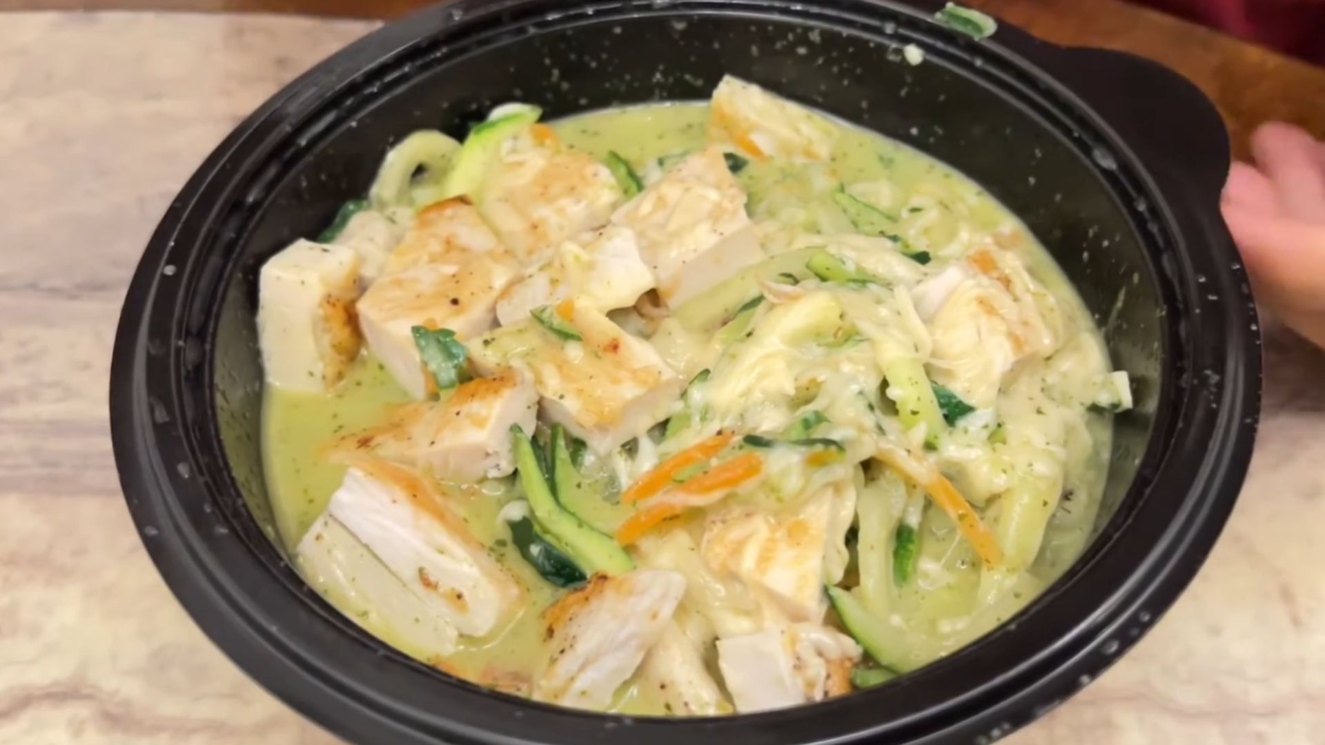 16. Nouilles de courgettes au poulet grillé (Noodles &amp; Company)