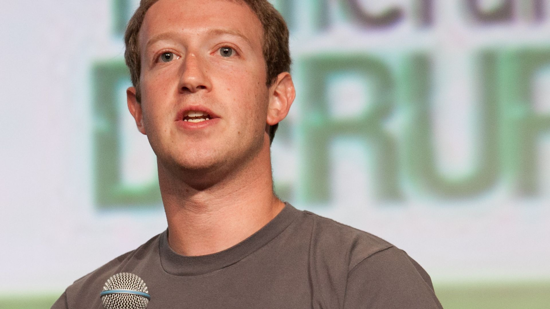 7. T-shirt gris de Mark Zuckerberg