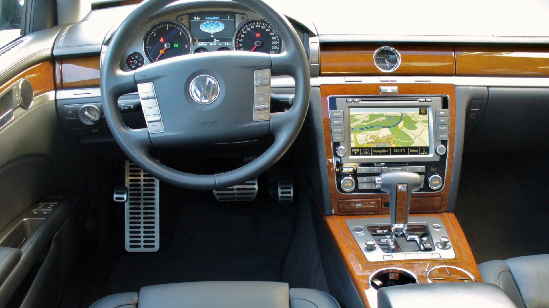 14. Volkswagen Phaeton (2002)