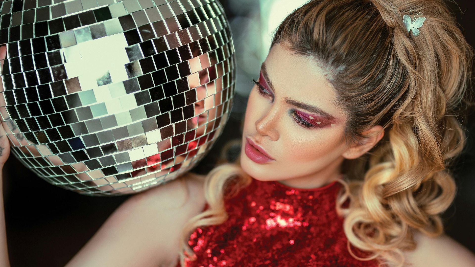 5. Tenues trop voyantes à paillettes ou néon