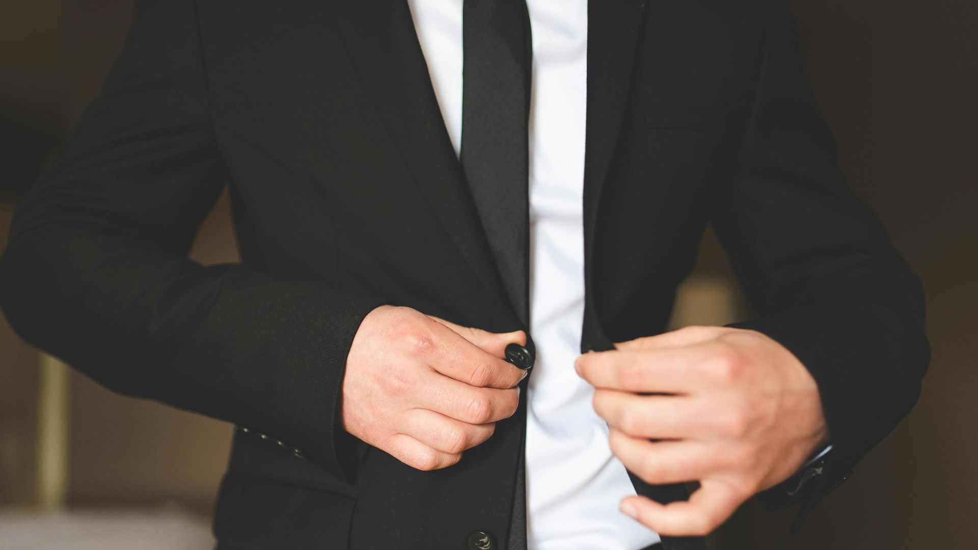 8. Des costumes d'affaires plutôt que des smokings