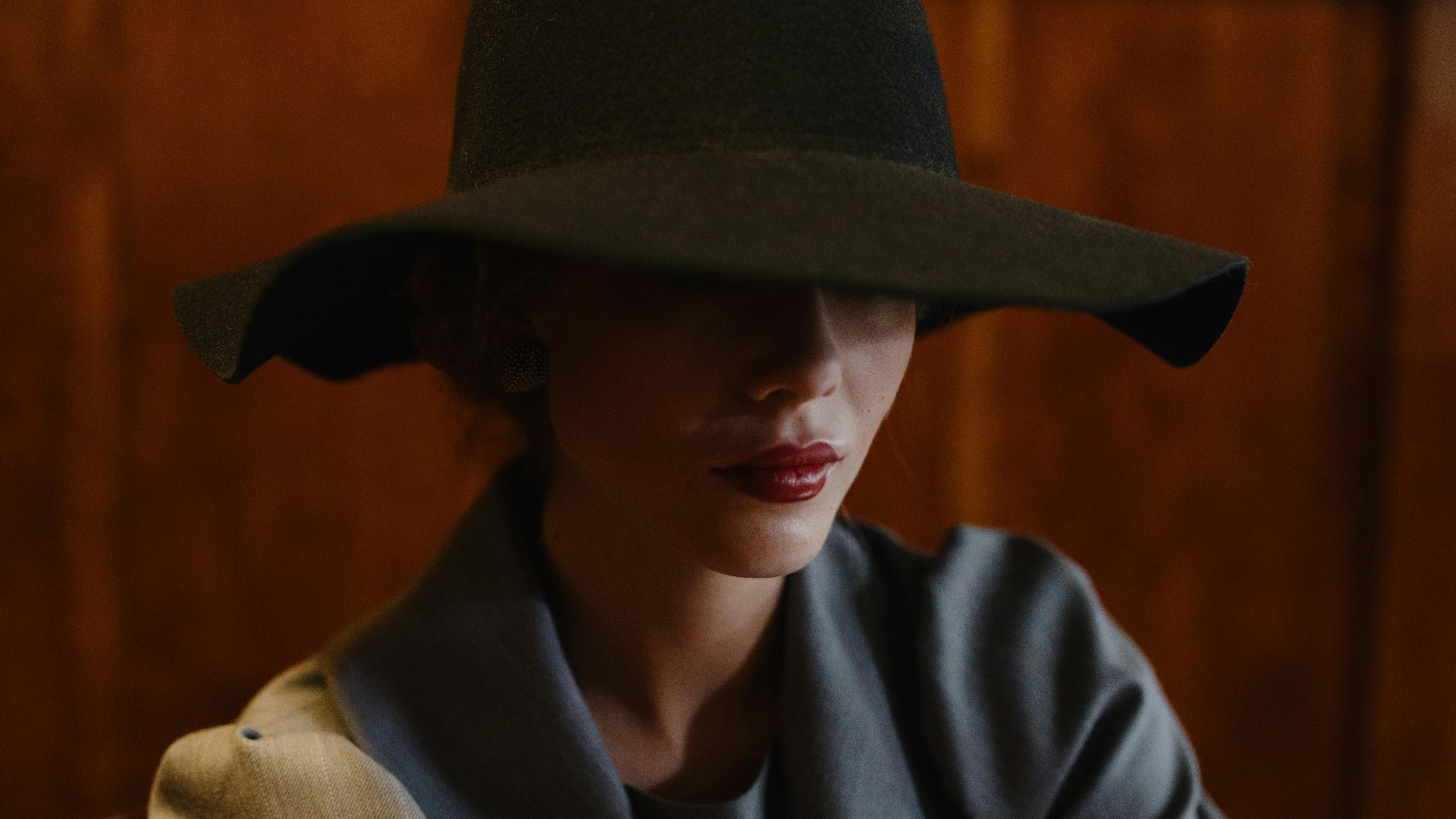 9. Looks sur-accessoirisés ou chapeaux d'apparat à l'intérieur