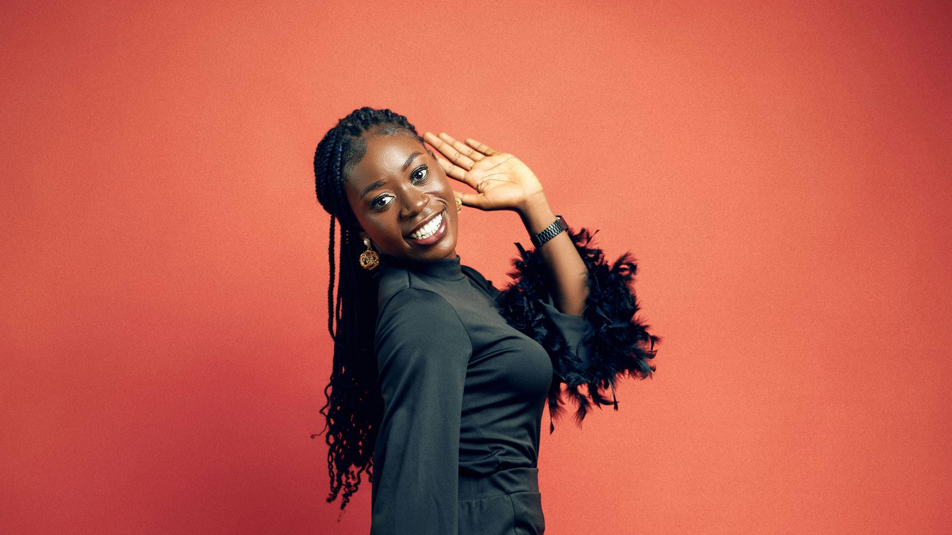 2. Robe bordée de plumes