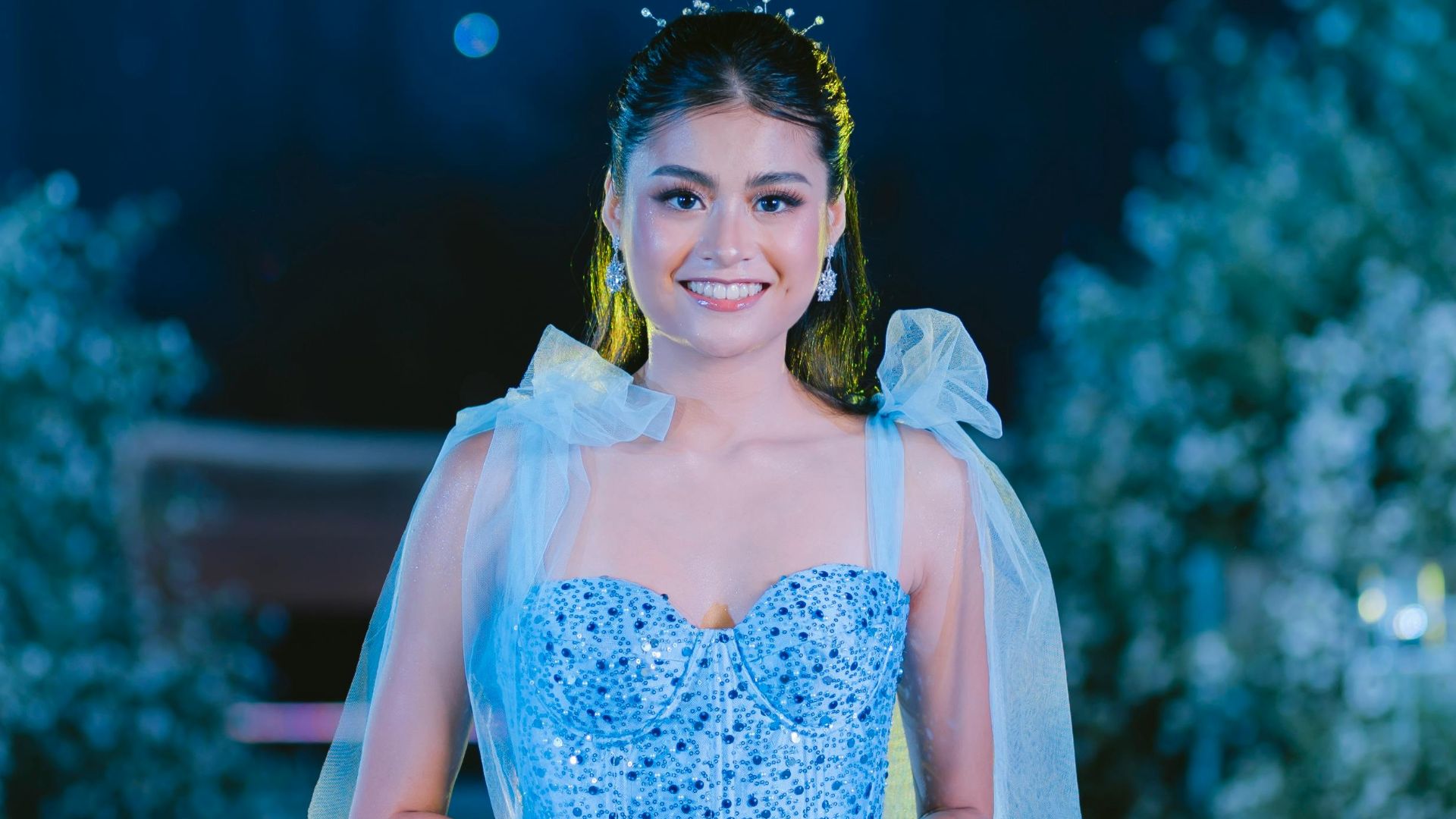 5. Robe de bal avec accessoires délicats