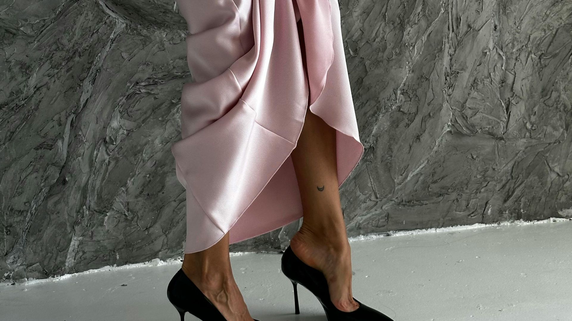 9. Robe haute et lumineuse associée à des talons