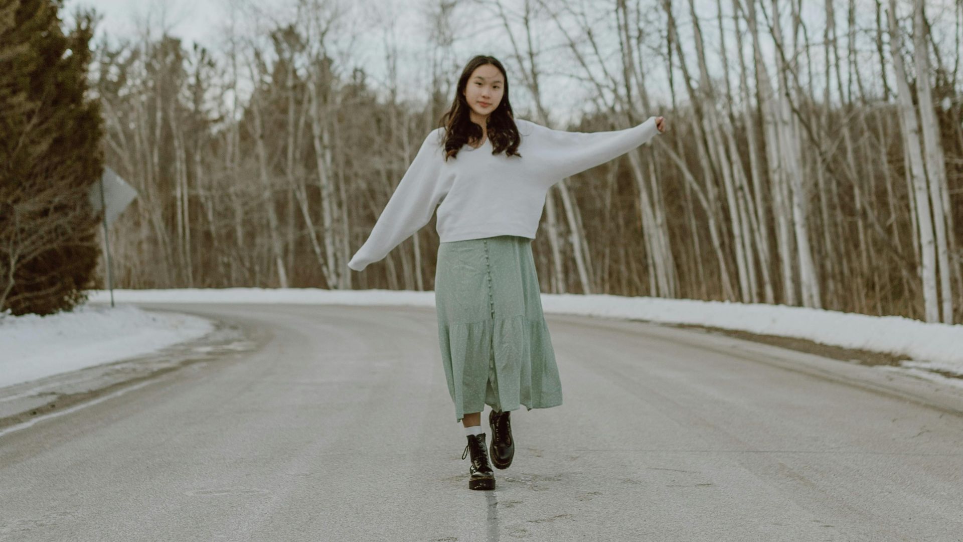 4. Pull en maille épaisse et jupe midi plissée