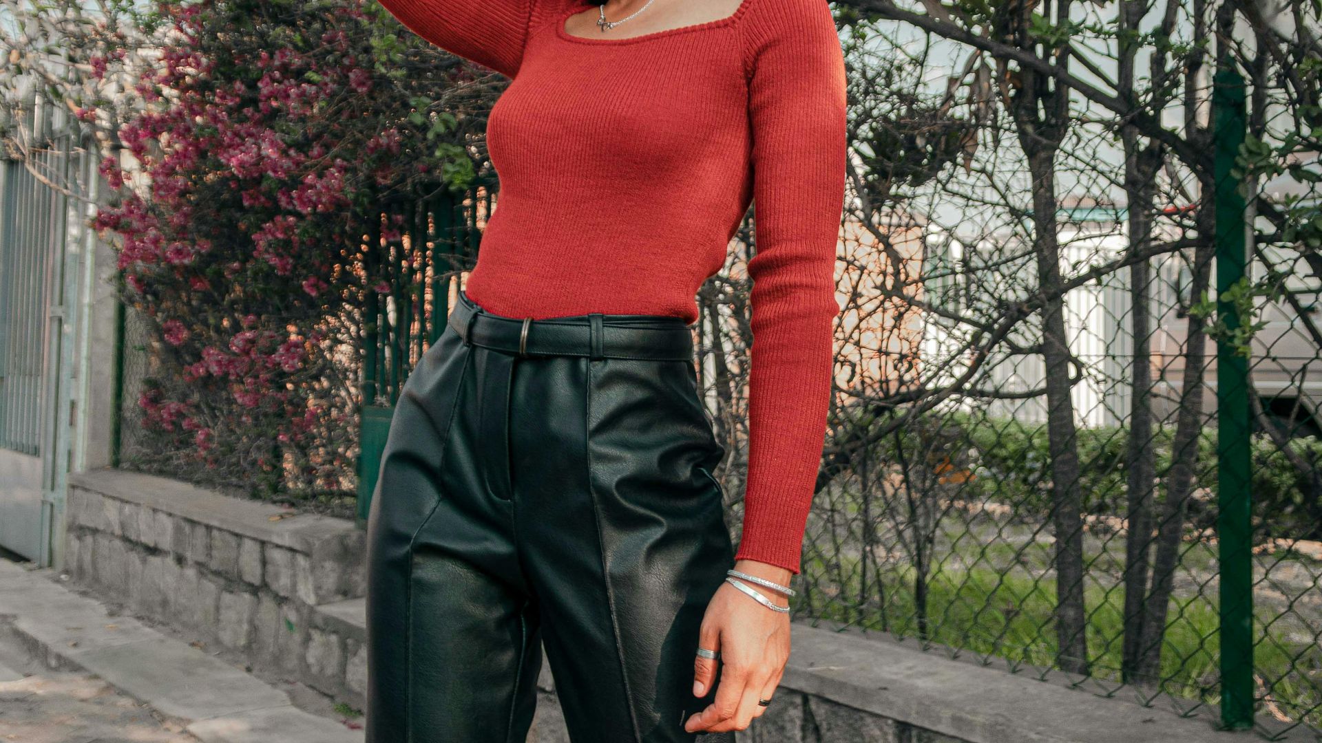 5. Pull ajusté et pantalon en cuir