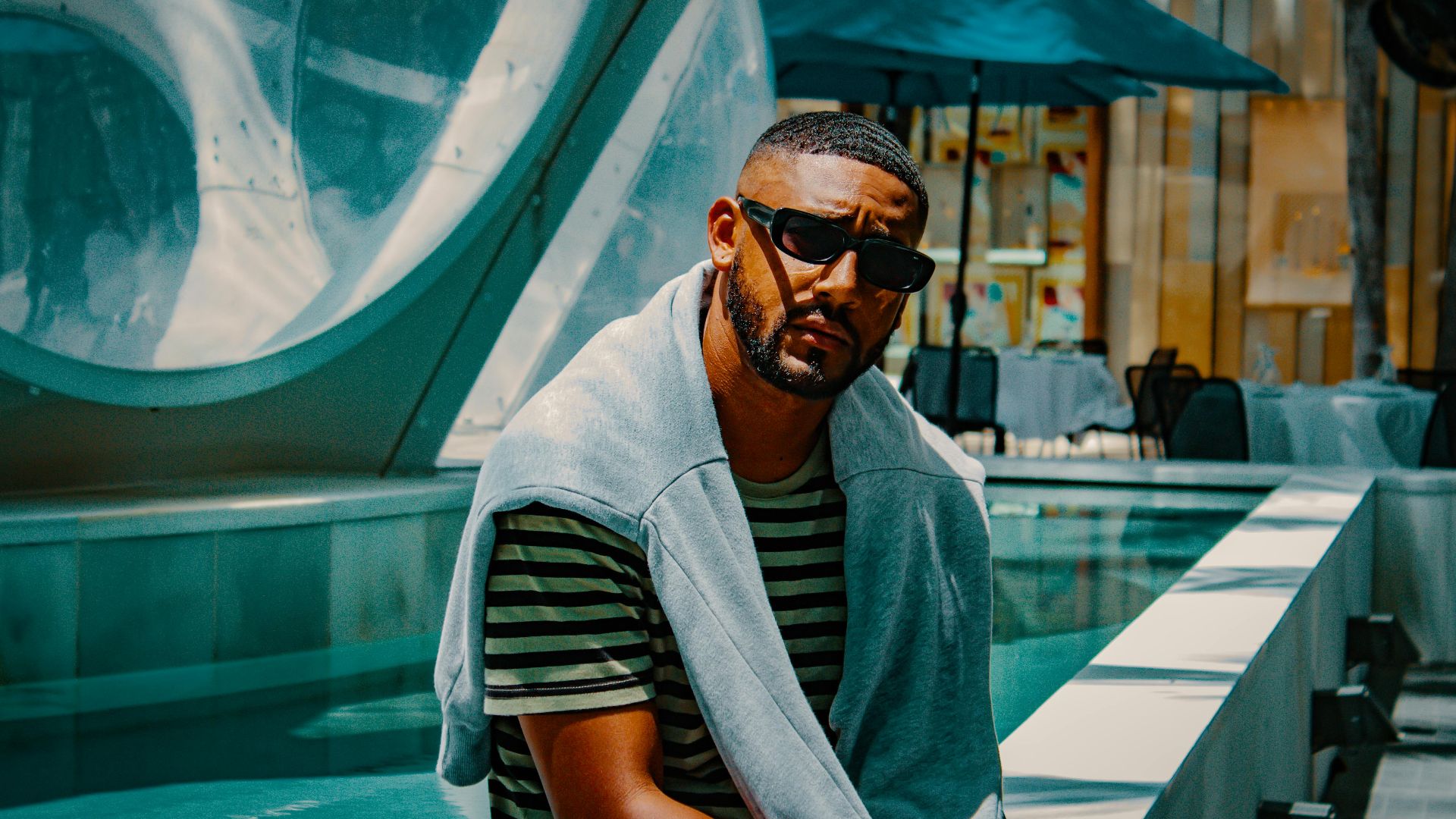 6. Pull drapé sur les épaules