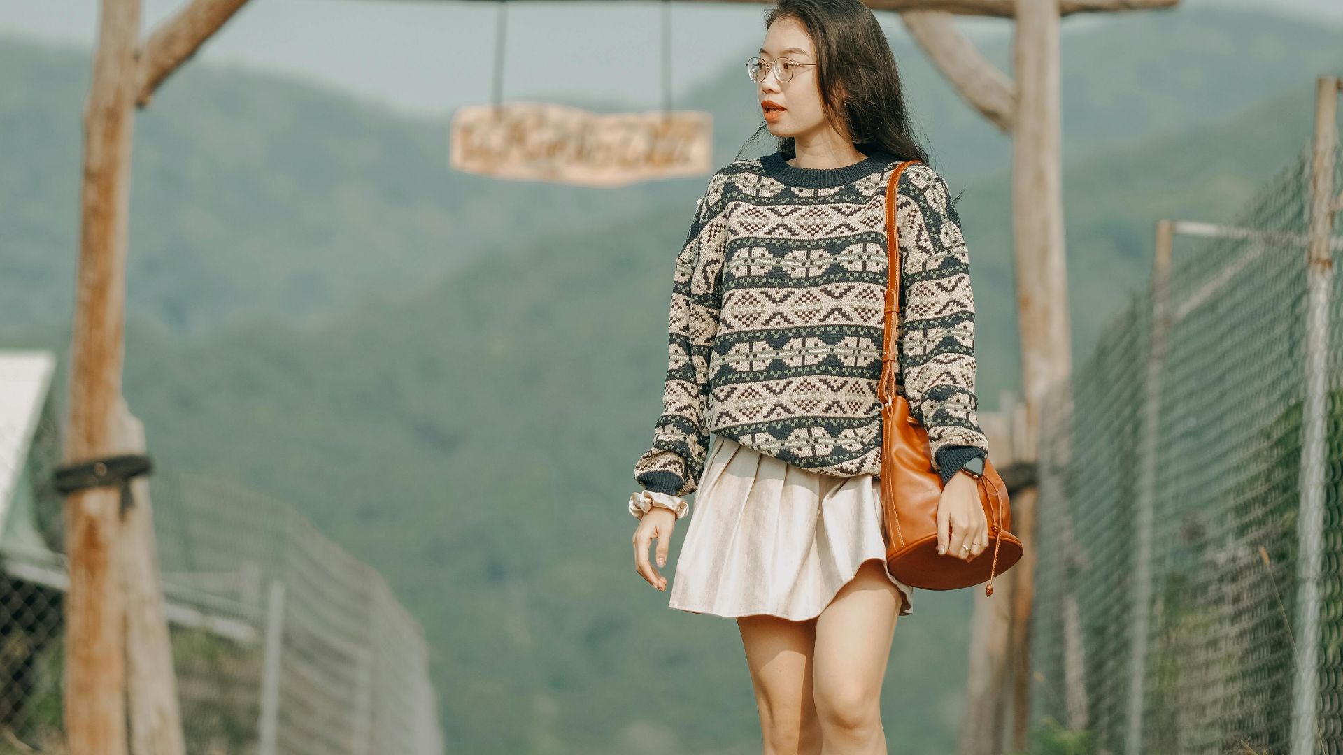 10. Pull à col roulé superposé à une chemise