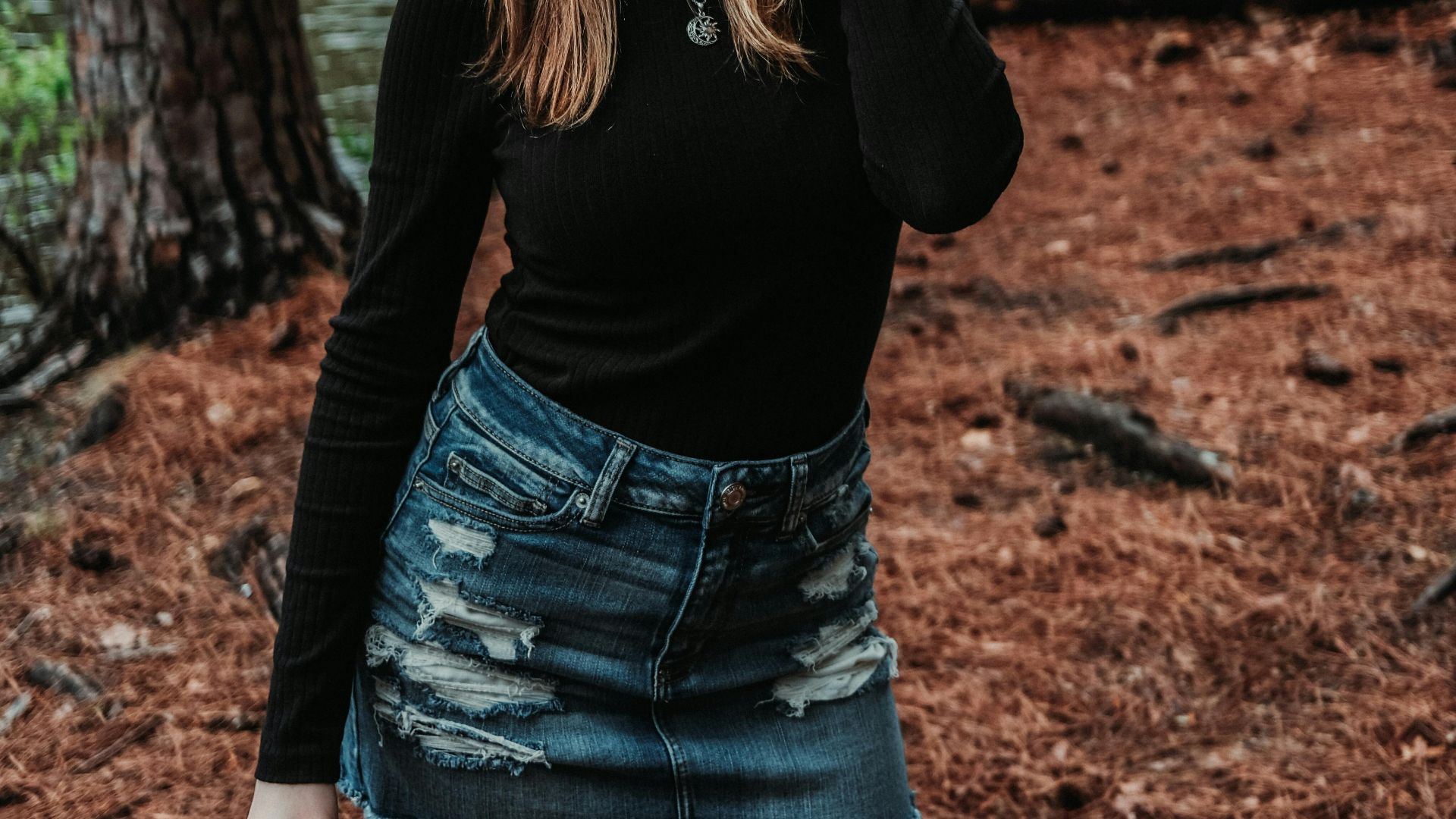 11. Pull transformé en mini-jupe en denim