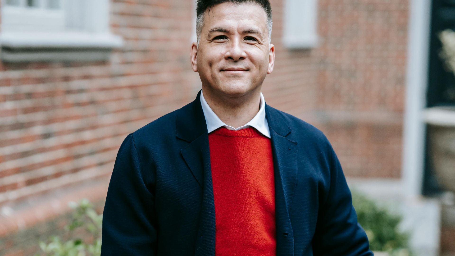 13. Pull en maille fine sous un blazer ajusté