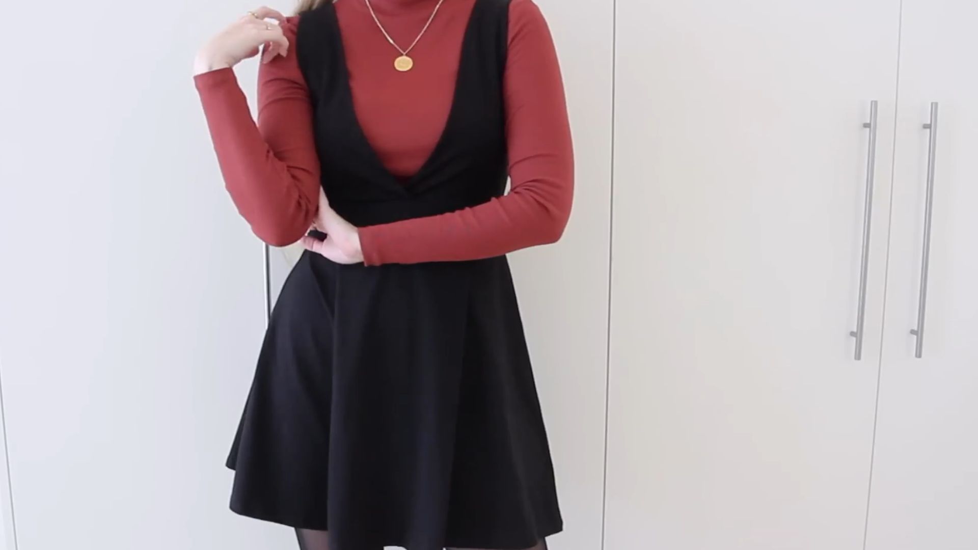 16. Pull à col roulé sous une robe à pinces