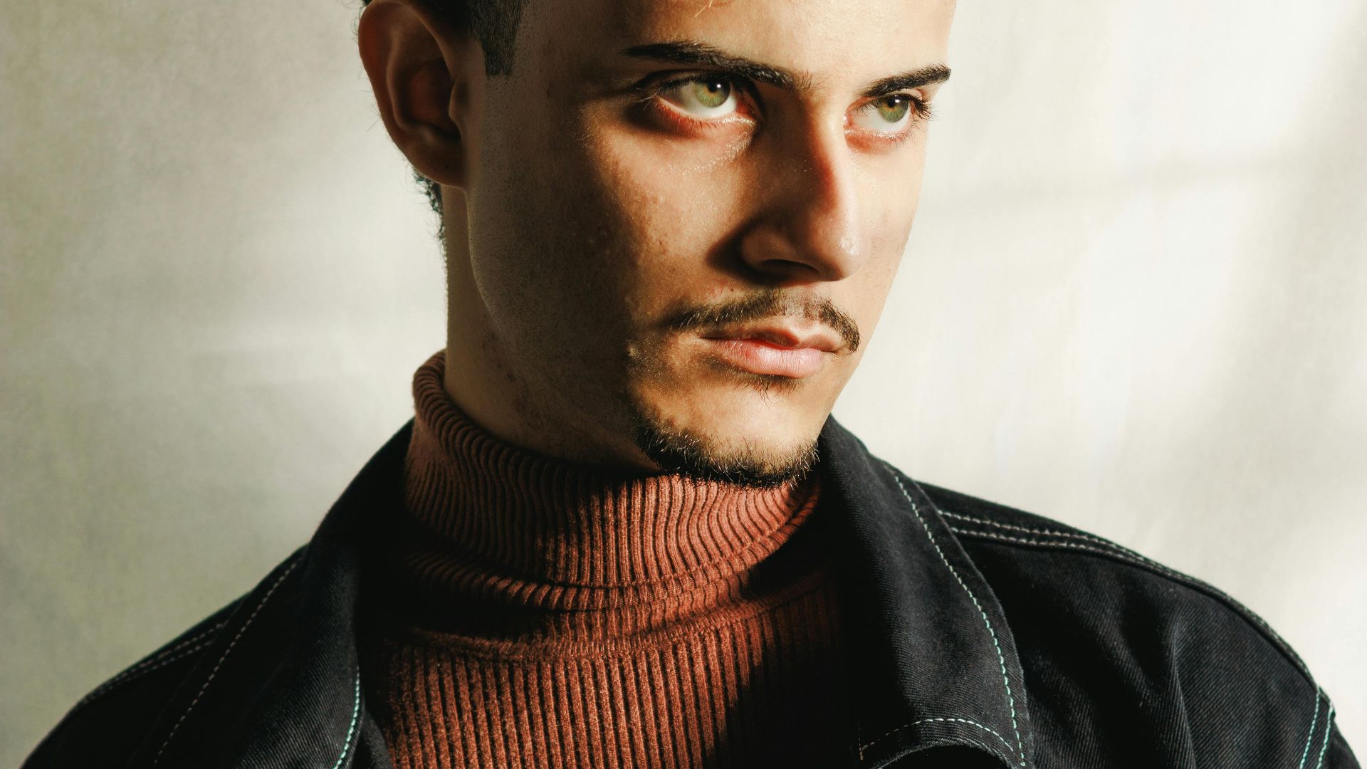 19. Pull superposé sous une veste en jean